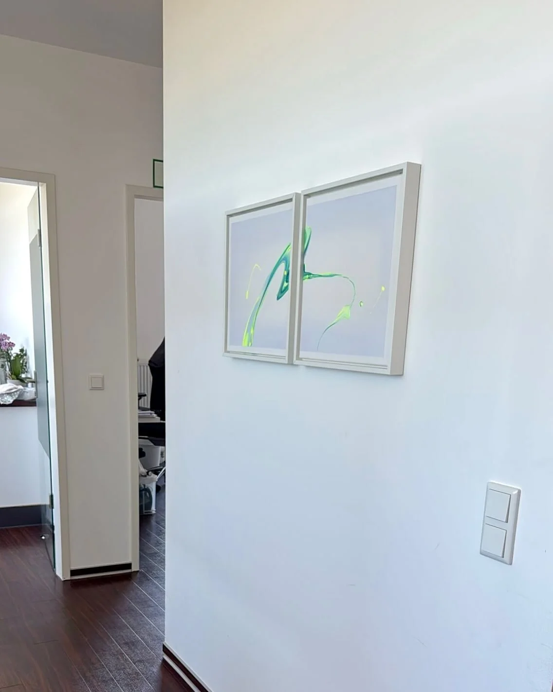 Ich freue mich sehr, dass einige meiner Werke nun ihren Platz in dieser wundersch&ouml;nen Zahnarztpraxis bei Kiel gefunden haben. 🌿✨

Ich finde, die Bilder bringen viel Farbe und W&auml;rme in die R&auml;ume. Und vielleicht schaffen sie es ja, den 
