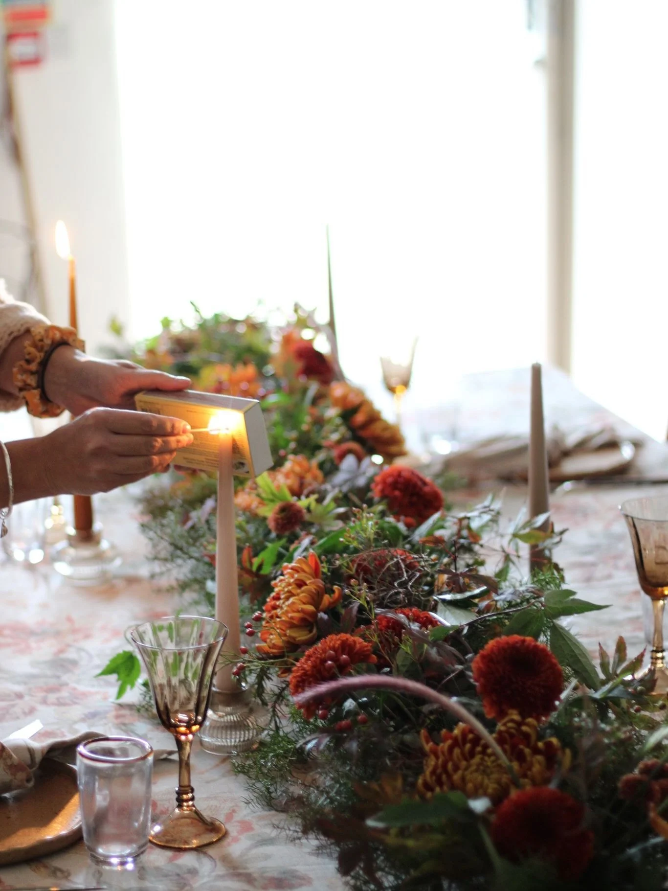 Candlelight, friends &hellip; and flowers by us. 

We offer bespoke floral styling for dinners, celebrations and special occasions. 🤍

#EventFlowers #LuxuryFlowers #TableStyling #DinnerPartyInspiration #FlowersByUs