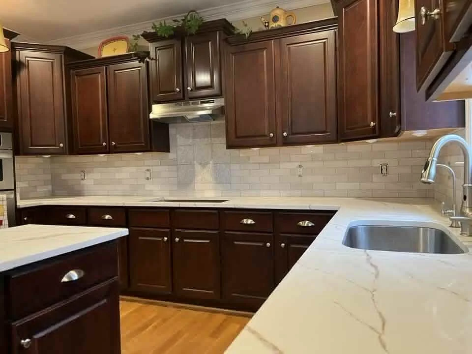 Brick pattern linear tile with accent tile on square pattern at stove