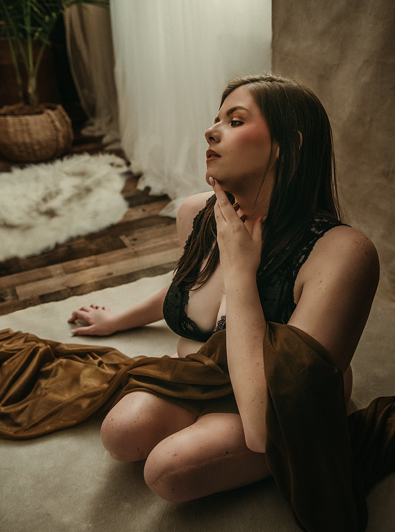 Some stories don&rsquo;t need explaining&hellip; you can feel the strength in the room the moment she breathes in. Soft. Unapologetic. Completely her own. 

#denverboudoirphotographer #selfloveboudoir #confidenceboostingphotography