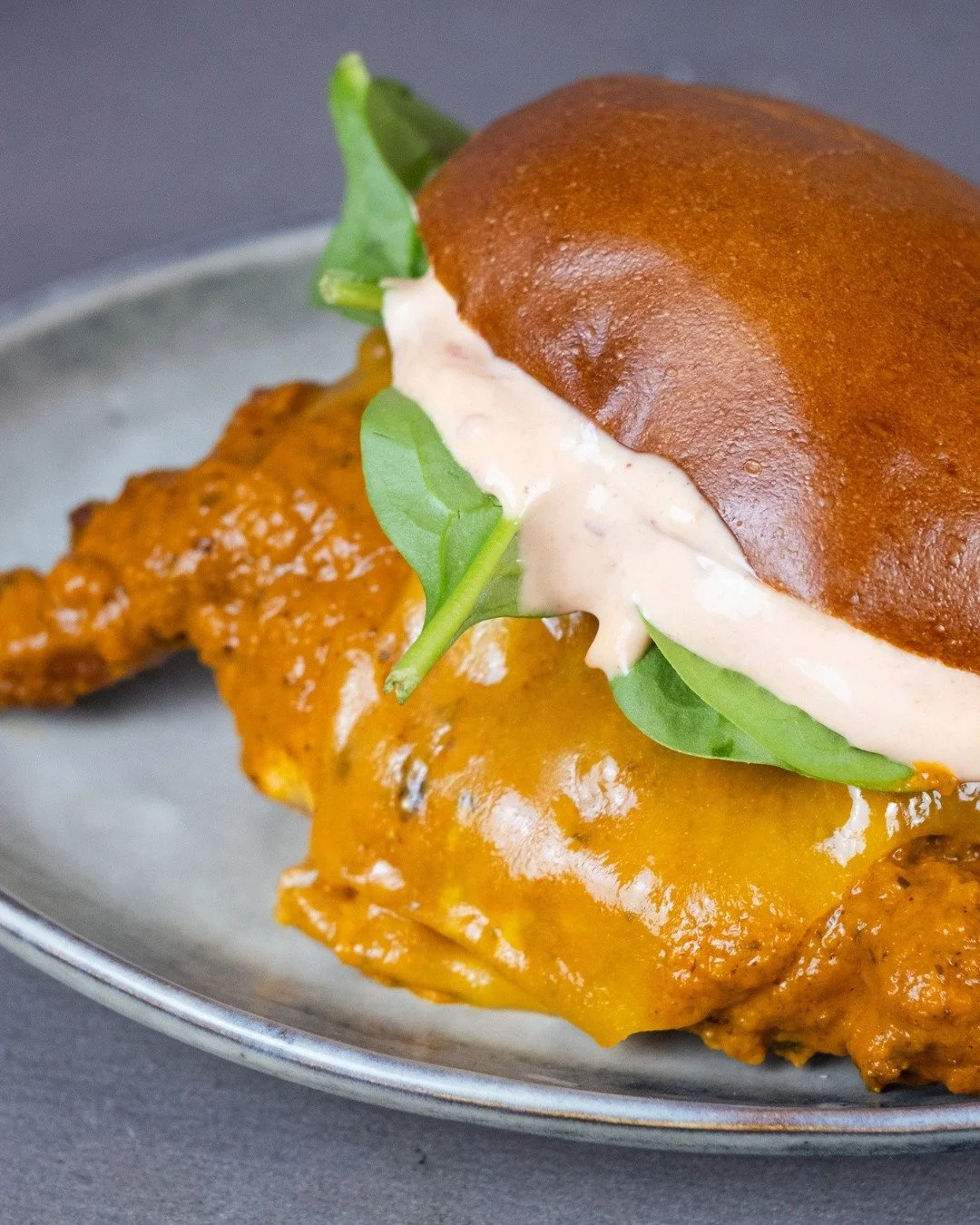 Looks innocent&hellip; until the first bite hits 🔥 

#sidechick #betterthanyourmainchick #CopenhagenFood #CphFood #K&oslash;benhavn #TakeawayCopenhagen #CopenhagenTakeaway #DeldinMad  #SpisIByen #chickenburger #friedchicken #cph