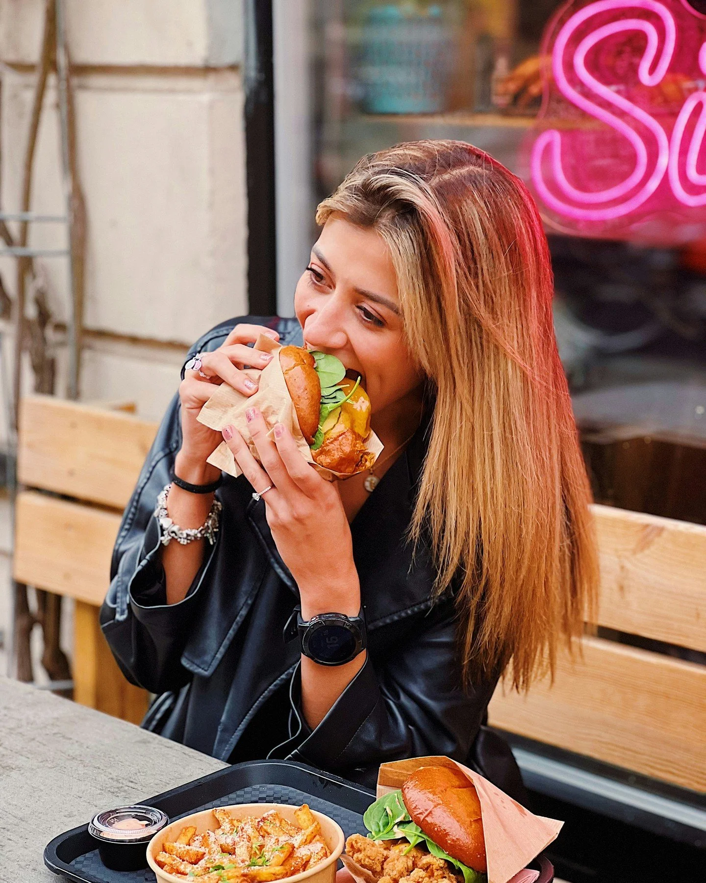 She said she only wanted a small bite.
we all know how that story ends 💅 

#sidechick #betterthanyourmainchick #CopenhagenFood #CphFood #K&oslash;benhavn #TakeawayCopenhagen #CopenhagenTakeaway #DeldinMad  #SpisIByen #chickenburger #friedchicken #cp