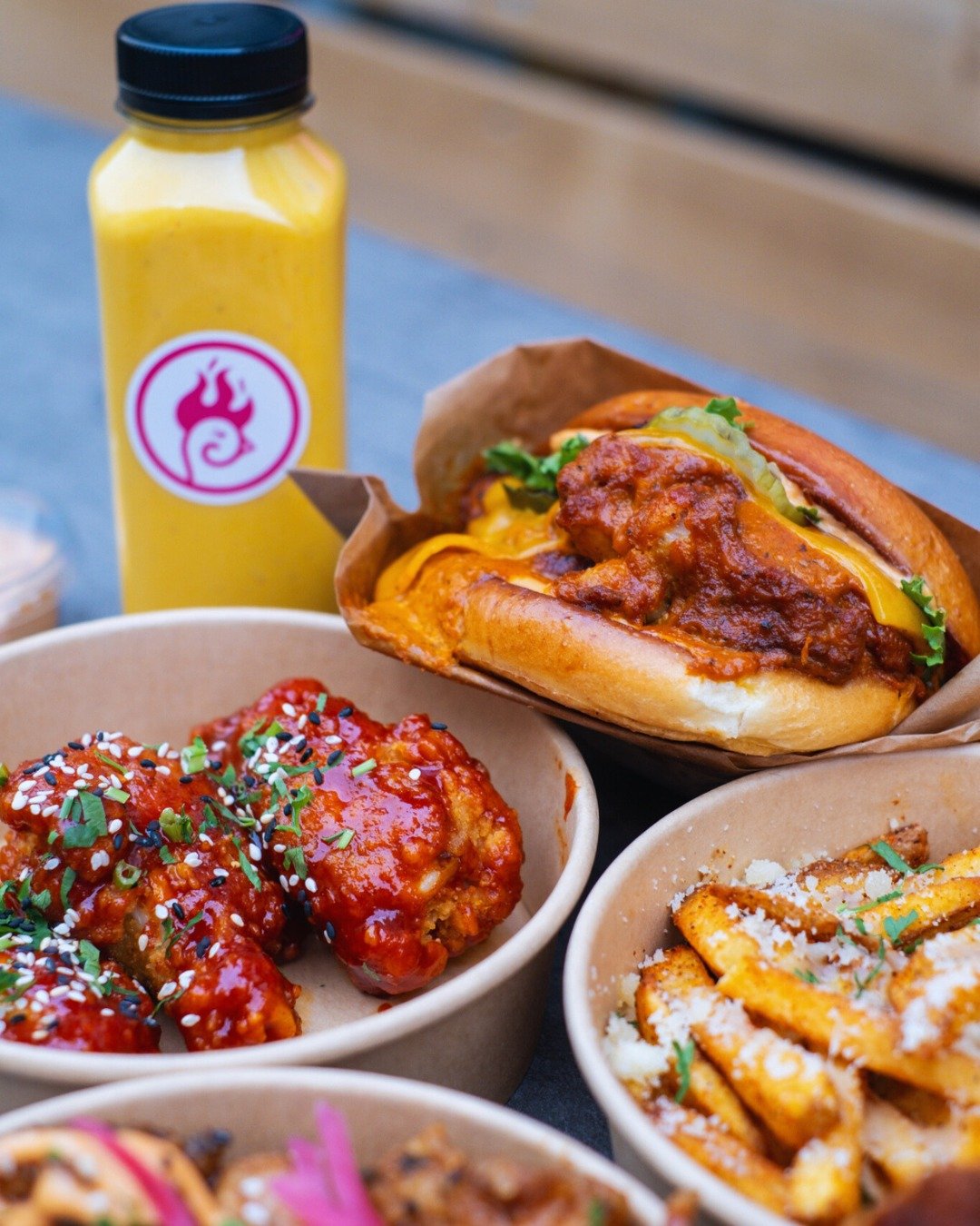 Mentally still at this table with a butter chicken burger 🍔 

#sidechick #betterthanyourmainchick #CopenhagenFood #CphFood #K&oslash;benhavn #TakeawayCopenhagen #CopenhagenTakeaway #DeldinMad  #SpisIByen #chickenburger #friedchicken #cph