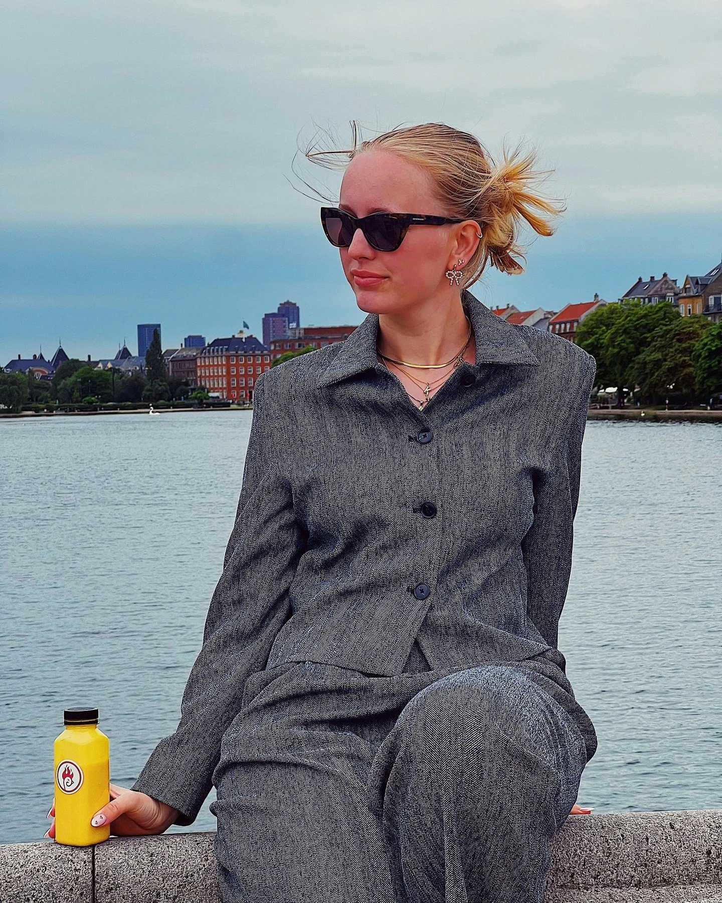 Just a girl, a bridge, and the best mango lassi in town 🧡
Because no bike ride, stroll or meeting should happen without a Sidechick stop first 🚲✨

#SidechickCph #CopenhagenCool #LassiOnTheGo #SpicyStopsOnly #CphEats #copenhagenfood #chickenburger #