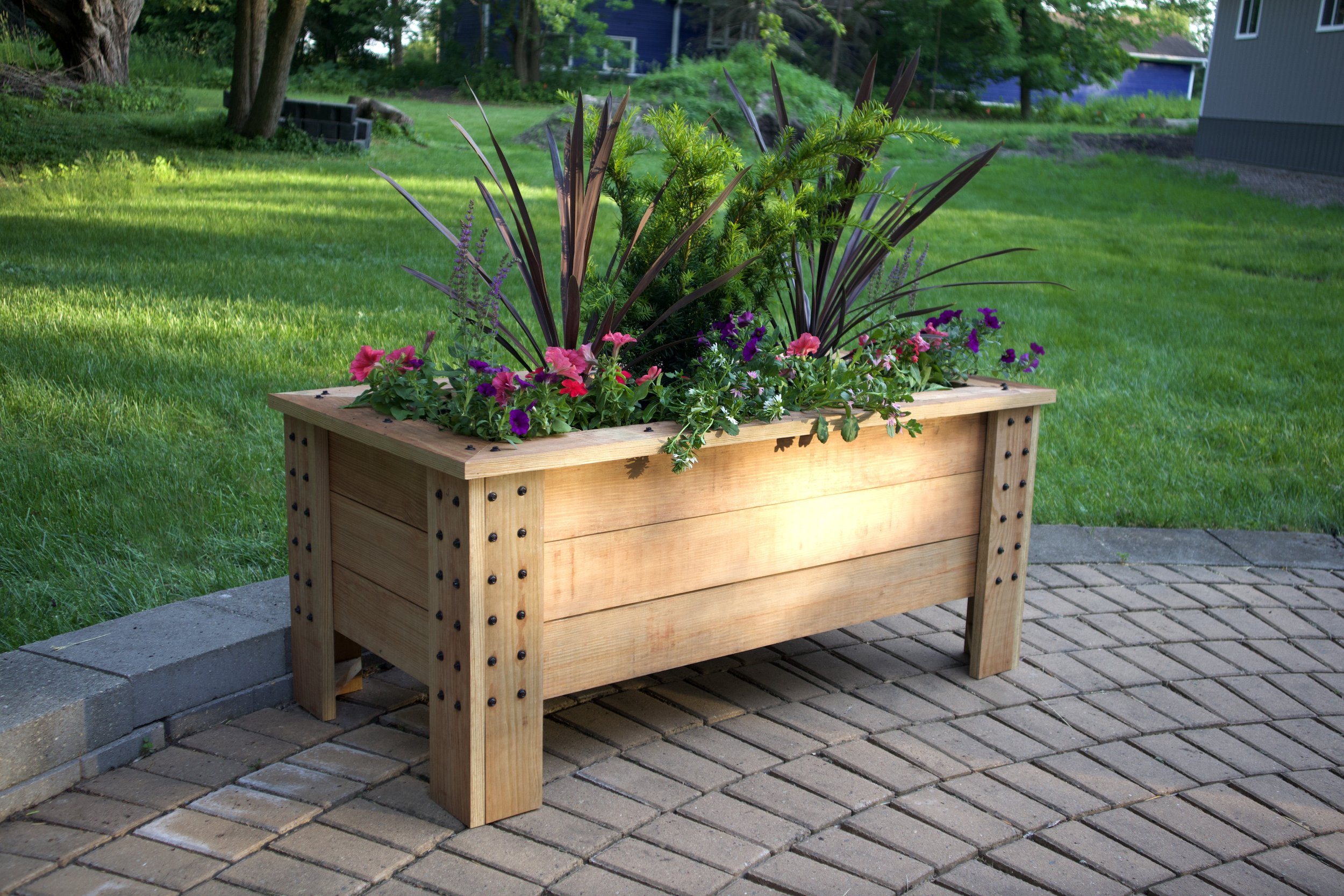 Heavy-DutyCedartonePlanter_Backyard.jpg