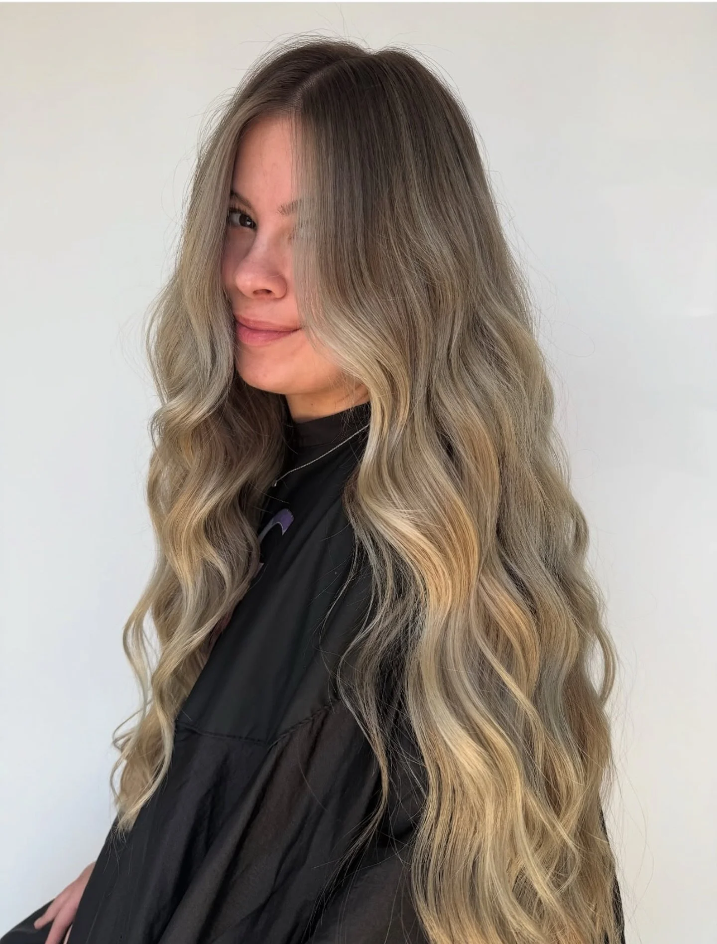 Modern Blonding, but make it fall ready 🍂

@brunettesbykenz  is now available for online booking.

#tampahair #tampasalon #downtowntampa #seminoleheightshair #tampabalayage #dimensionalbrunette #tampafit #tampamomsblog #tampabaymoms #tampabrunch
