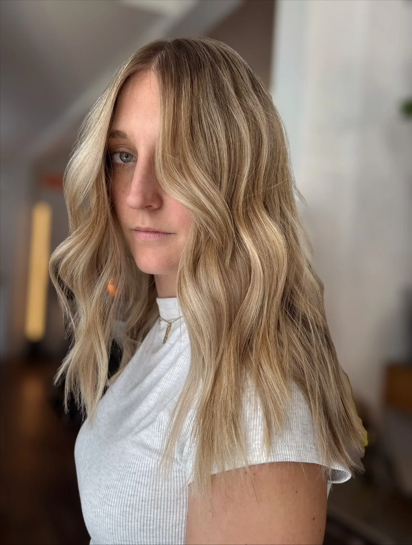 Blended blondie 🥂 

Reserve your Modern Blonding transformation with @brunettesbykenz &hellip;.because she doesn&rsquo;t just do brunettes 😉

#tampablondespecialist #tampabalayage #tampahairstylists #tampahairsalon #saloncypresstampa #utampahairsty