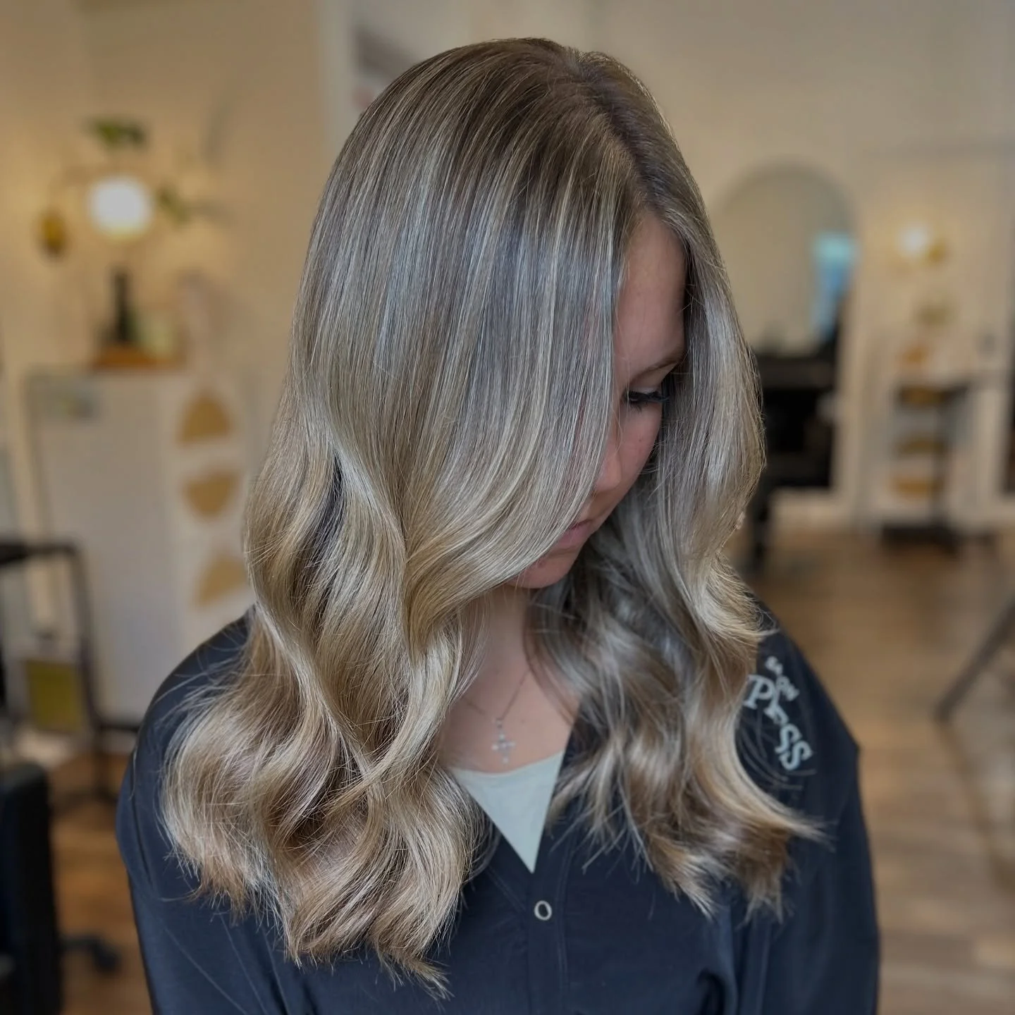 Kayla sprinkled her blonde magic all over this modern masterpiece. 🪄

@hairflip.kayla 

#tampablondespecialist #tampabalayage #tampahairsalon #tampastylist #seminoleheightshair #tampaheights #tampayoga #tampaphotographers #tampabrunch #utampa #usfha