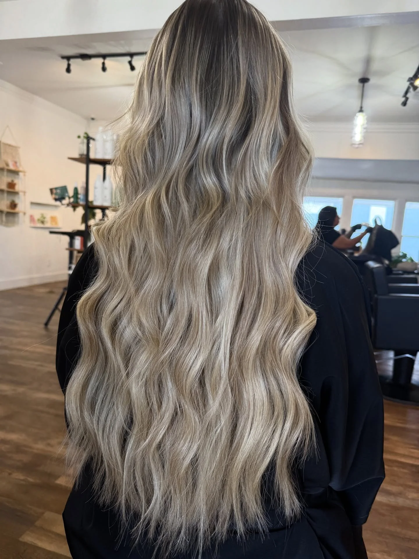 Full modern blonding and extensions. Are you ready to bring your hair to life? Book with @brunettesbykenz to get your transformation started. 🤎

#tampablondespecialist #tampaheights #seminoleheights #tampabrunettebalayage #tampabrunch #tampasalon #t