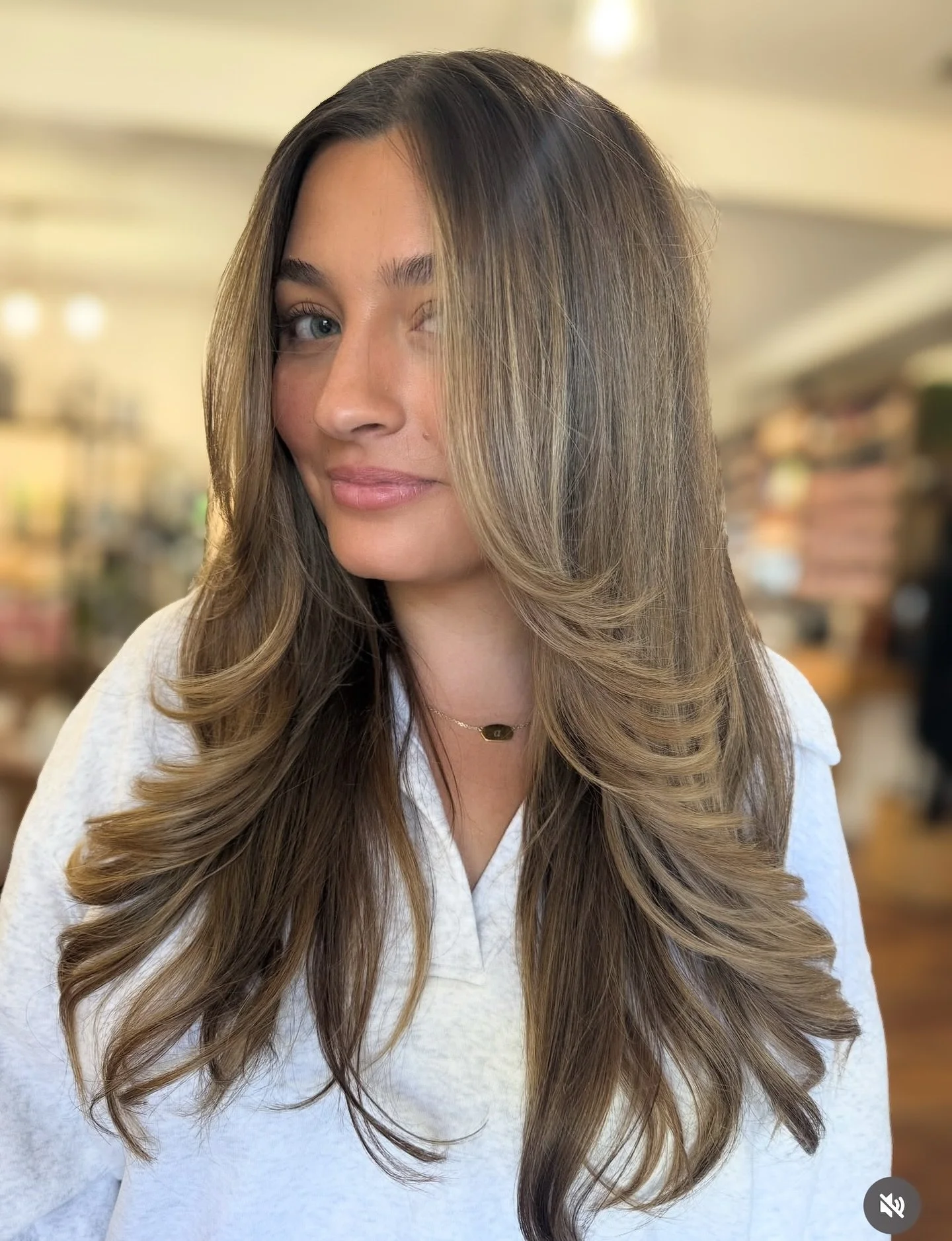 Soft and glowy! Our modern blonding service is perfect for low-maintenance, lived-in dimension. Sun-kissed perfection. ☀️ @brunettesbykenz 

#tampaheights #tampasalons #tampaheights #tampabrunch #tampahairextensions #tampadogwalker #tampamoms #tampay