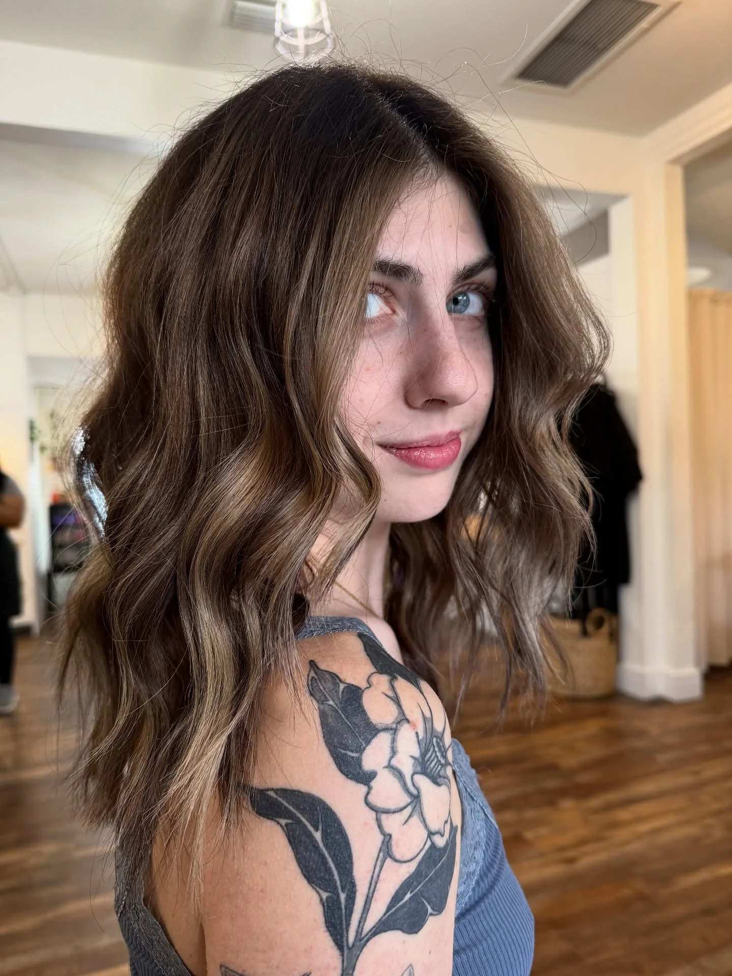 Swipe to see this incredible copper to neutral color correction by @brunettesbykenz 🪄
.
.
.
.
#tampahair #tampasalon #tampahairsalon #tampablondespecialist #tampahairstylist #saloncypresstampa