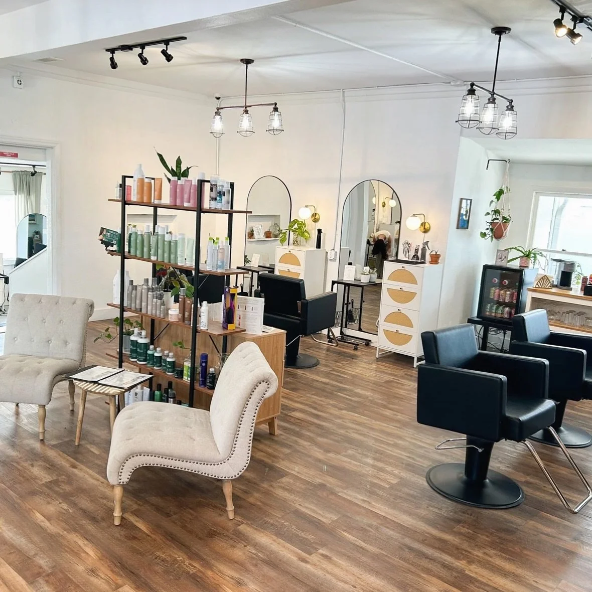 Christmas is just 5 weeks away and spots are filling up FAST! 🎄 Be sure to reserve your stylist now to guarantee your hair will be ready for the festivities. 

#tampahairsalon #saloncypresstampa #tampaheights #seminoleheights #tampabalayage #tampabl