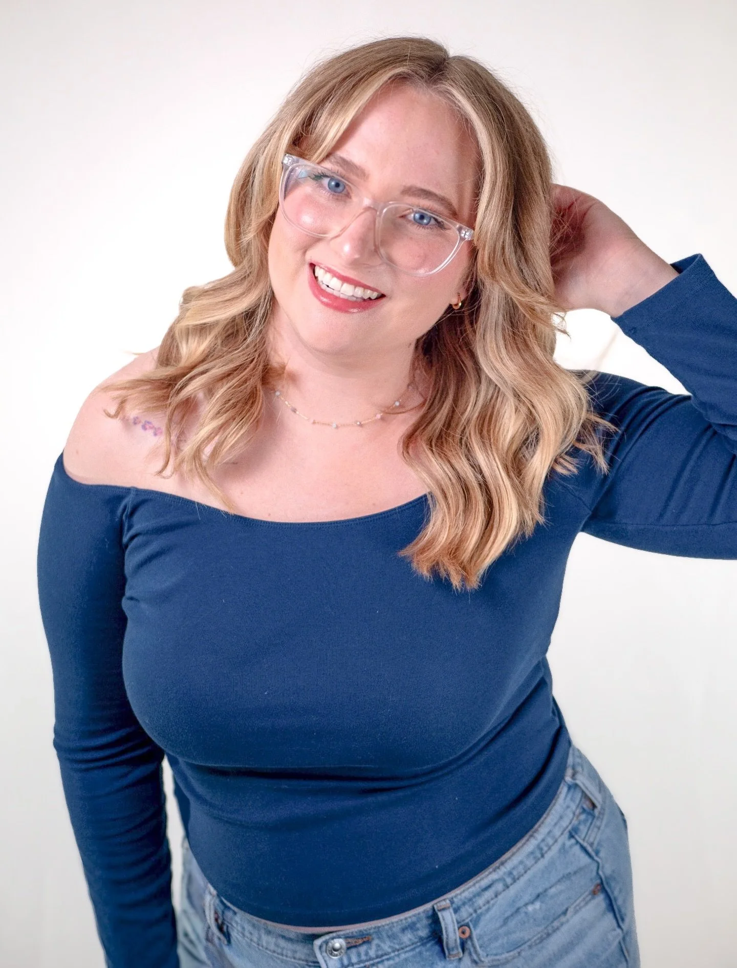 Help us congratulate our newest stylist, Amanda! 🥂 @_hair.by.amanda 

A graduate of the Aveda Institute, Amanda has completed her training and is now accepting new guests. She loves blonding, layered haircuts, and styling. 

A calm, creative stylist