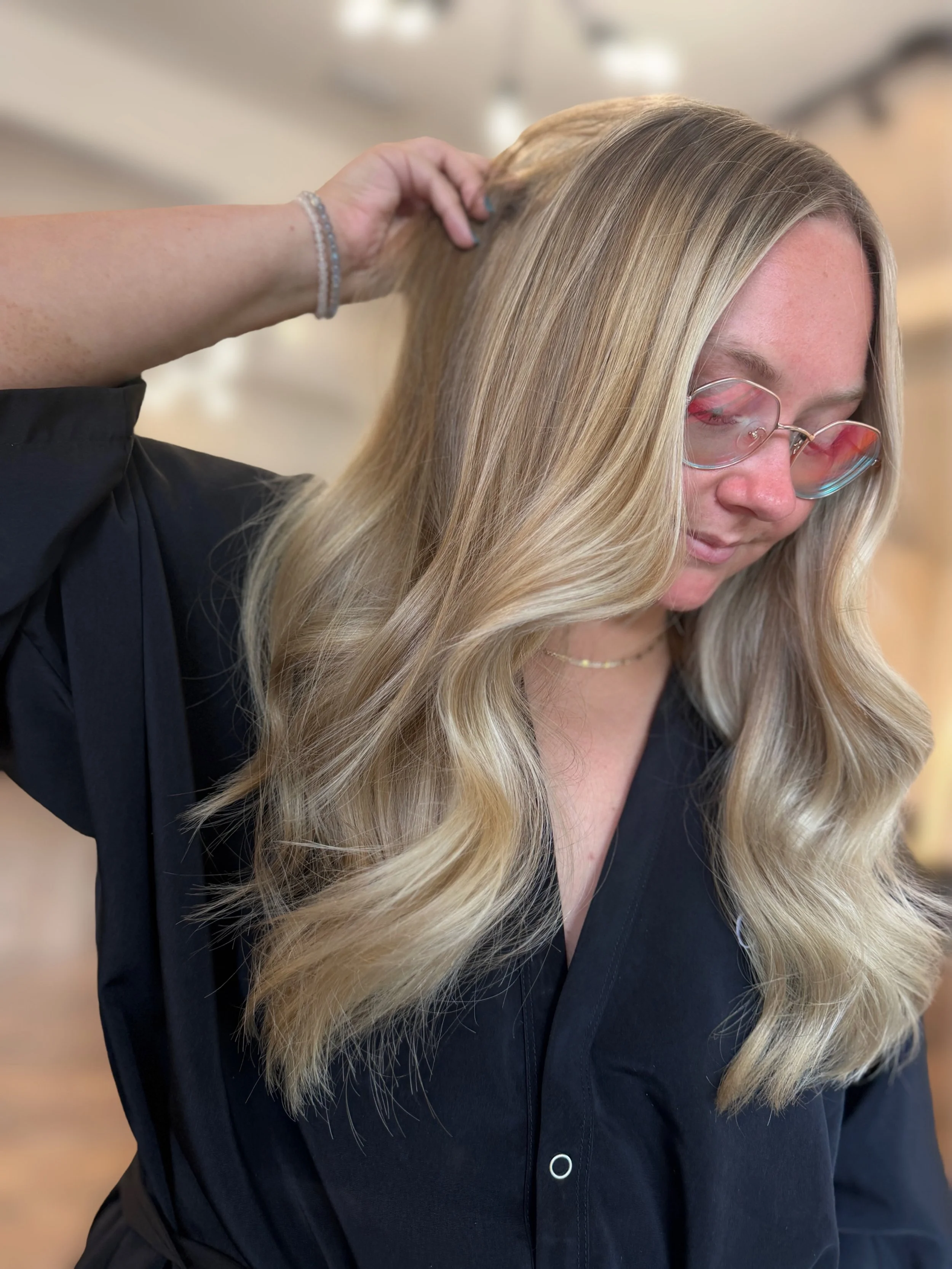Brighter and lighter for summer ☀️🌴Lived-in blonde. Soft shadow root. Soft waves.