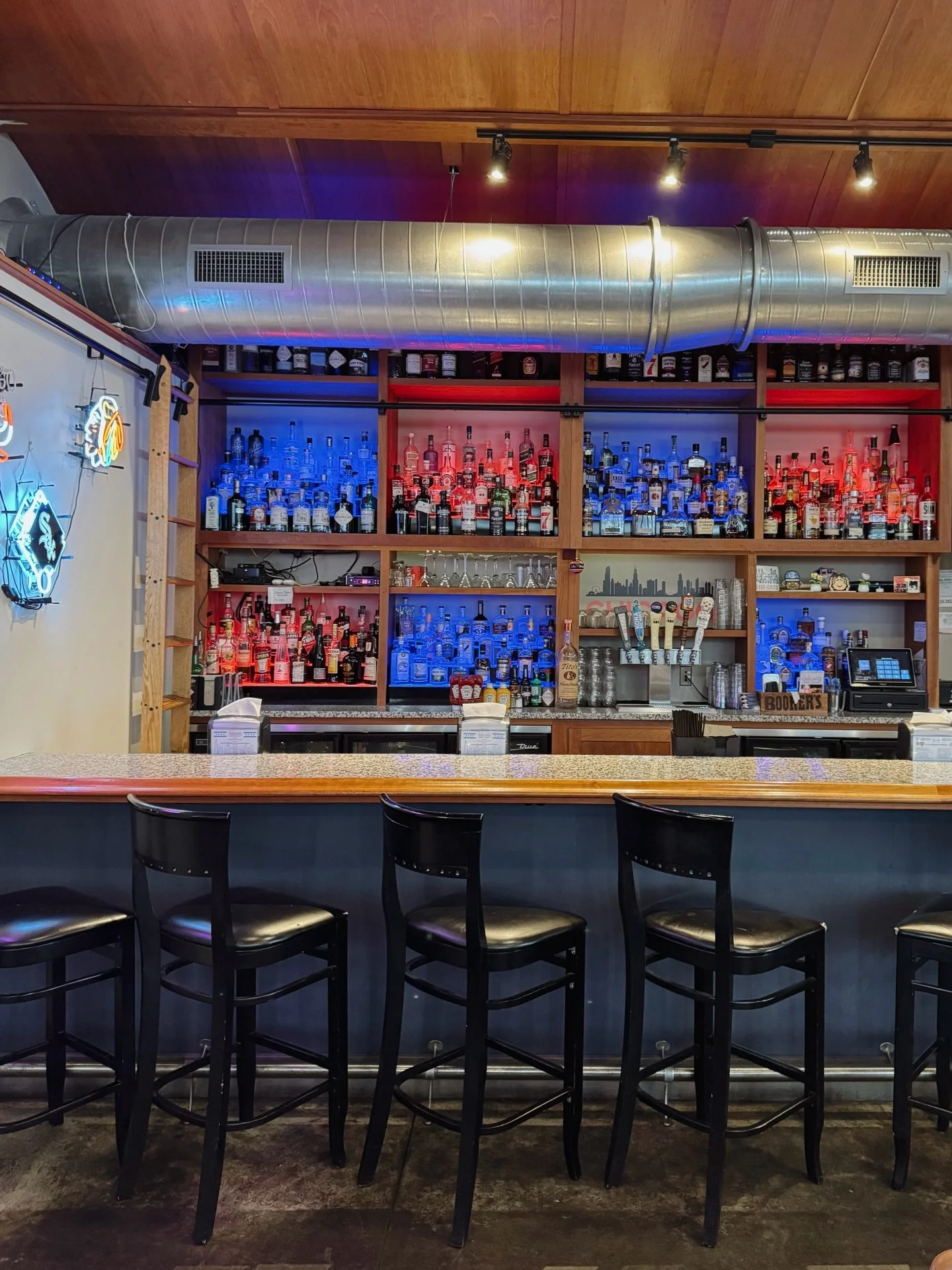 A seat at the bar is calling your name this weekend 😎

Join us for live music EVERY NIGHT!
🎷 Thursday (6-9 PM): Blues Jam with Tom&aacute;s Esparza
❤️ Friday (6-9 PM): Asamu Johnson and The Associates of The Blues Black History Month Celebration
🪕