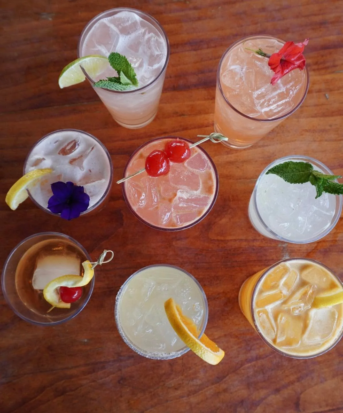 Looking for a spot to grab a drink? Come visit us! We have a craft cocktail AND mocktail menu available! Plus, a fully stocked bar with alllll kinds of fun stuff. A little something for everyone, always 🤝