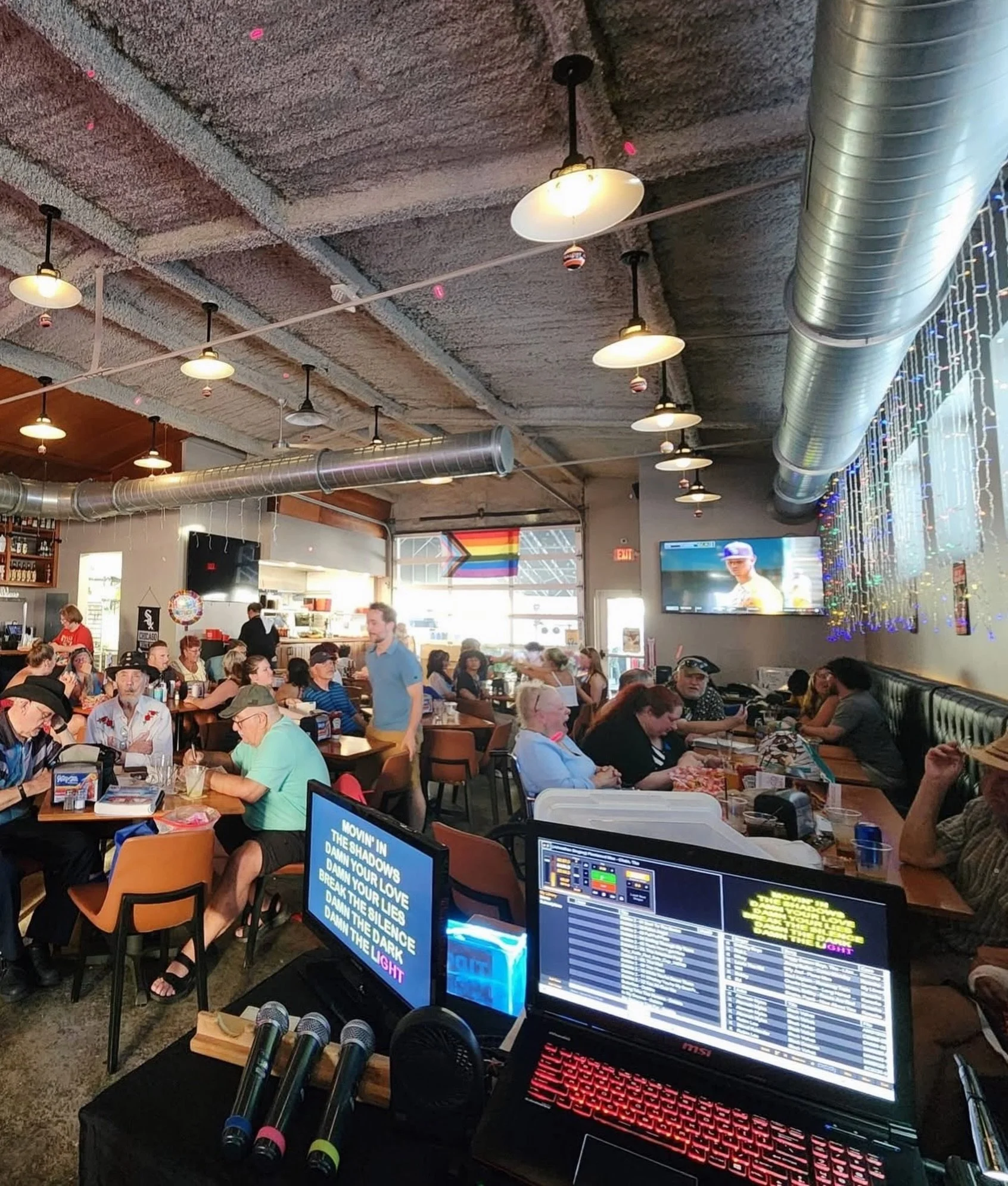 🚨 NEW KARAOKE TIME! 🚨

Starting TONIGHT, join DJ Mikey for Karaoke every Monday from 6-10 PM! Come sing your heart out with us 🕺

*Kitchen closes at 9 PM*