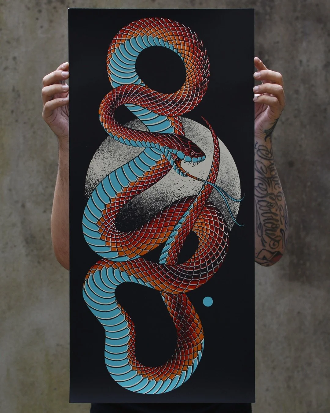 The Snake &bull; Artprint 
33x70cm 7 couleurs sur papier Foil Rainbow 

Collaboration avec l&rsquo; @atelierdugrandchic 🫶

Disponible ce soir sur mon big cartel 🐵 (lien en bio)

&mdash;&mdash;&mdash;&mdash;&mdash;&mdash;&mdash;&mdash;&mdash;&mdash;