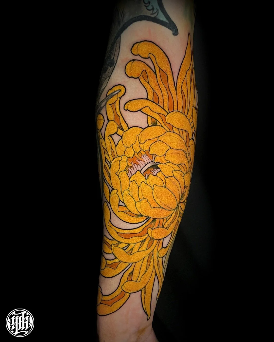 🌼 chrysanthemum for @hop.quentin 
Swipe to see the video 🌕

Thanks a lot 🙏 Done during my last guest @nuitnoiretattoo 🩸
🇨🇭I&rsquo;ll be back in Geneva from the 25th to the 27th September ! ✉️

🐒 Booking open for September &amp; October at Nant