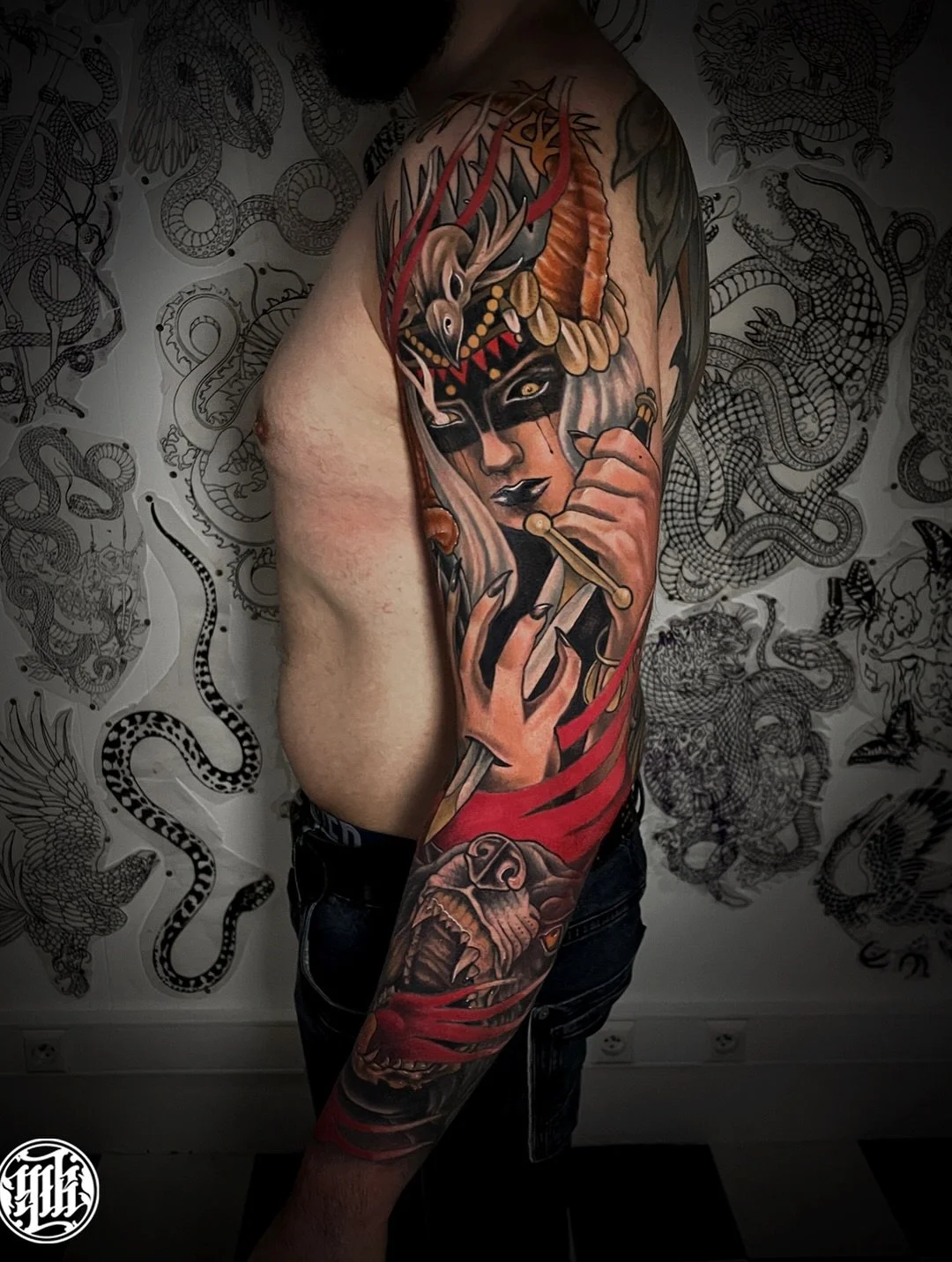 🐺 Julien full sleeve 🔥 
Swipe to see the full video, mostly healed but the top is fresh 🌝 Finished during my last guest at @carbone.quatorze 🙏

🐒 Booking open for October &amp; November at Nantes @gizahstudio 
 
Next Guest : 
🇨🇭Geneva at @nuit
