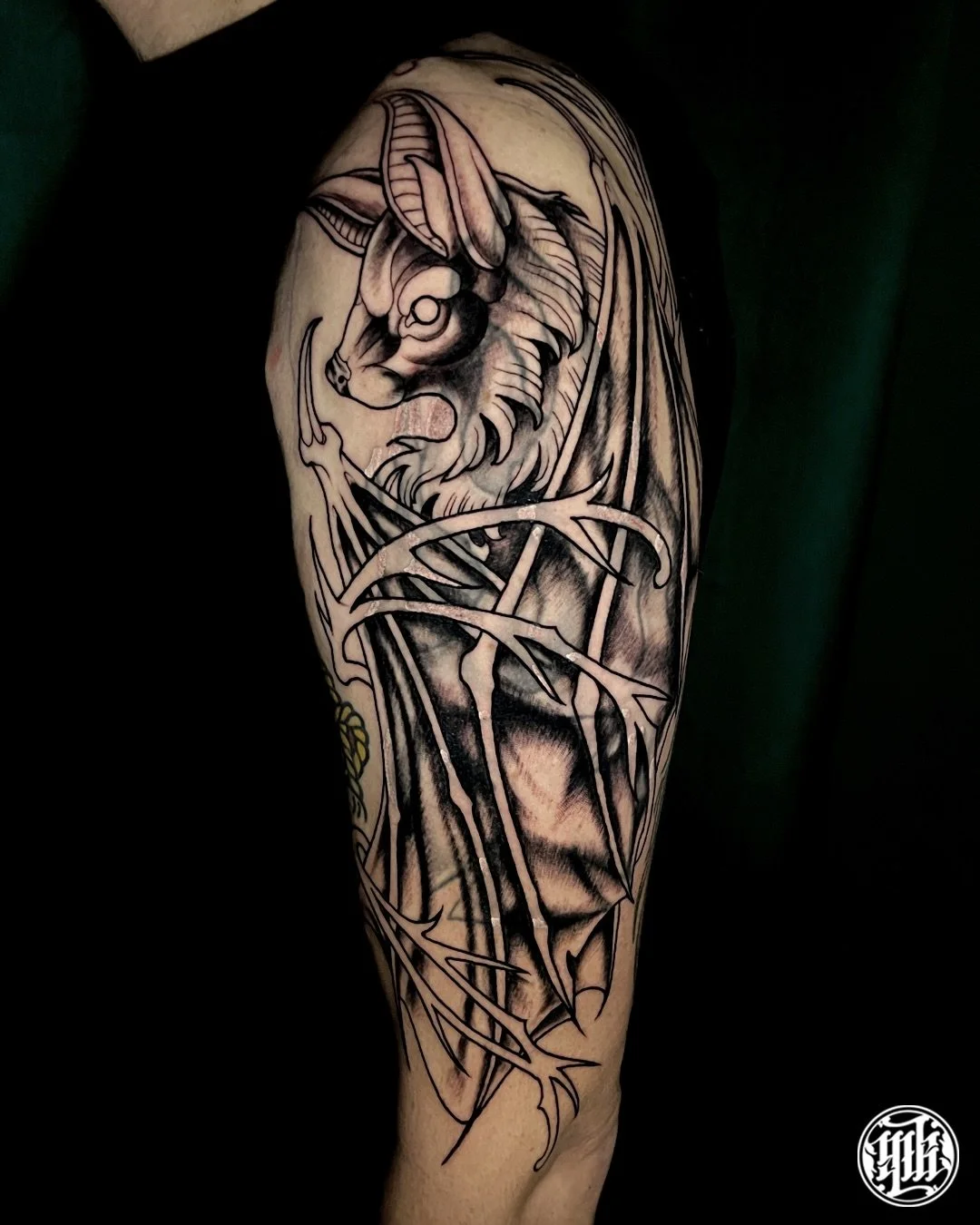 🦇 Cover up in progress on my friend @romainld.gouv.fr at @gizahstudio 
Thank you for your trust 🙏
Swipe to see the video and the before 🐵

Next Guest : 
🐍 RENNES at @carbone.quatorze 
26th -> 29th November 
🏍️ BORDEAUX at @ftc_bordeaux 
 27th