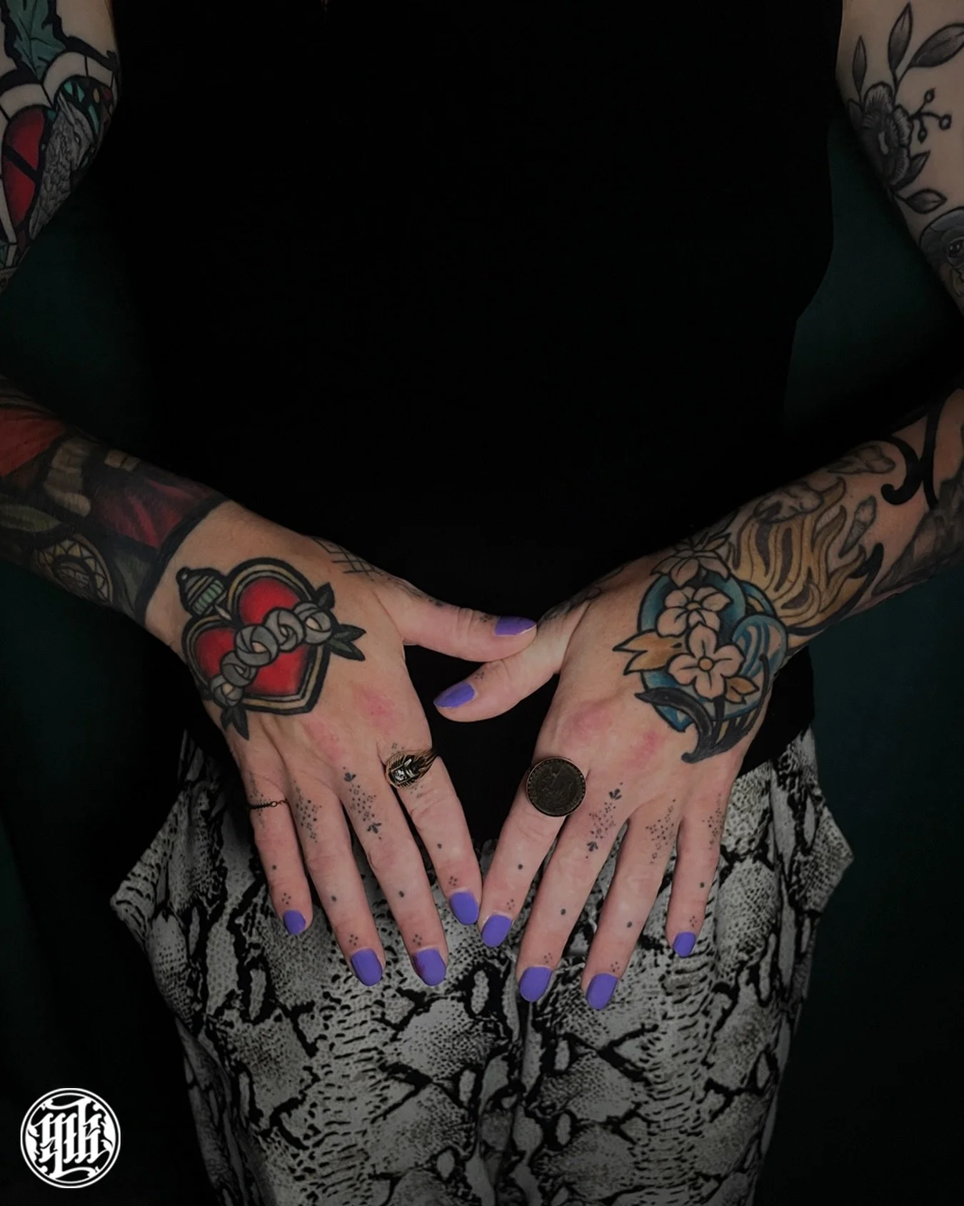 ❤️&zwj;🔥 Healed hands on @didiesinistra thanks a lot 🙏
Fingers by @kumkhat.tattoo 

Next Guest : 
🏍️ BORDEAUX at @ftc_bordeaux 
 27th -> 31st January 
🌕 ORLEANS at @souviens.toi.tatouage 
26th -> 28th March 

Booking open 🫶
&mdash;&mdash;&