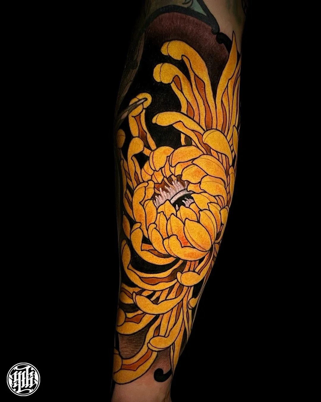 🌼 Chrysanthemum for @hop.quentin 
Swipe to see the video 🌕

Thanks a lot 🙏 Done during my last guest @nuitnoiretattoo 🩸
🇨🇭I&rsquo;ll be back in Geneva in 2026 ! You can already contact me for your project there ✉️

🐒 Booking open for February 