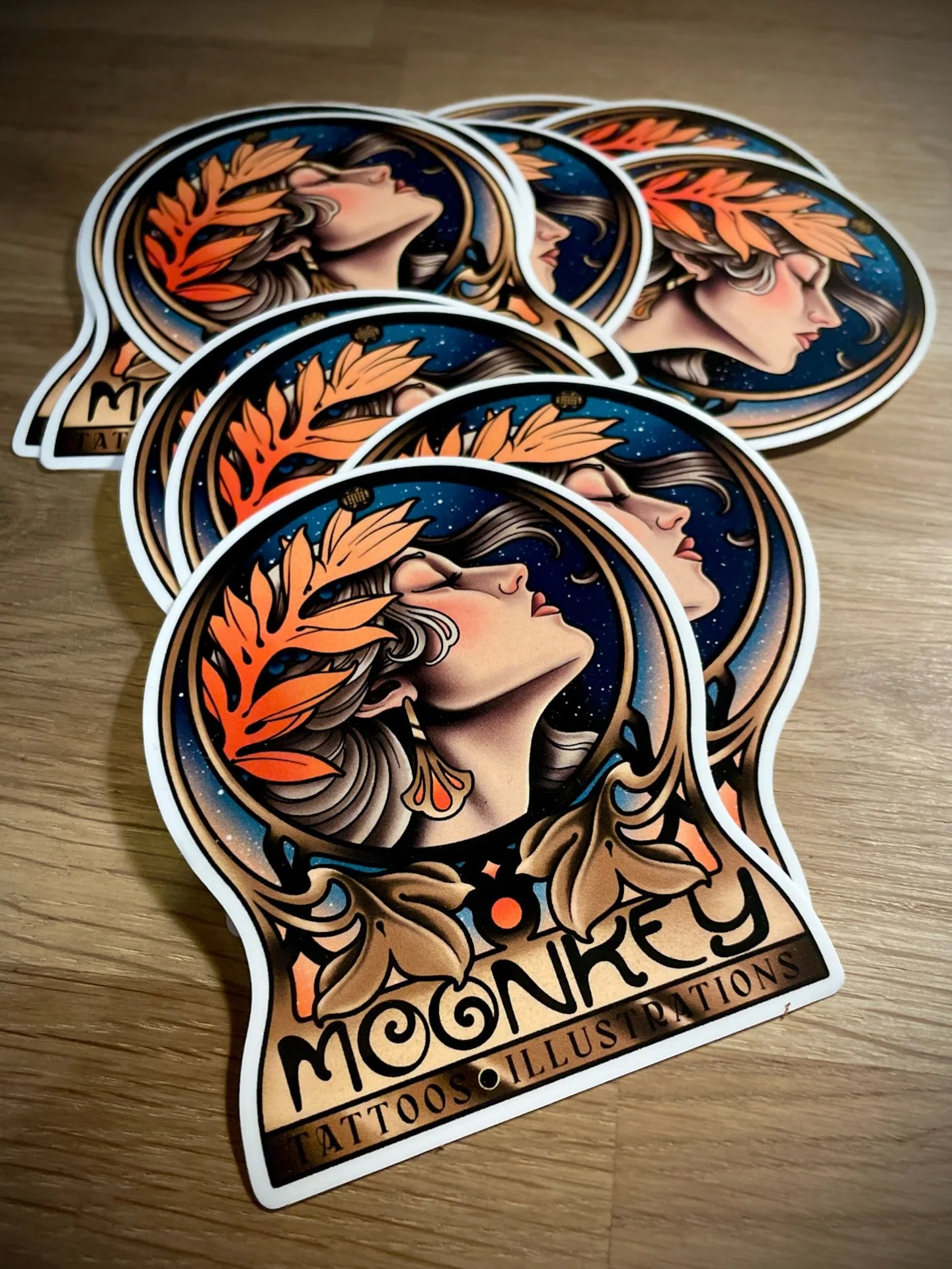 🌝 Nouveaux stickers ! 
N&rsquo;h&eacute;sitez pas &agrave; me les demander quand vous passez chez @gizahstudio 
Merci @stickyattack 🙏

🐒 Booking ouvert pour Nantes 

✨ Prochain guest : ORLEANS 26 -> 28 mars 
@souviens.toi.tatouage 

&mdash;&mda