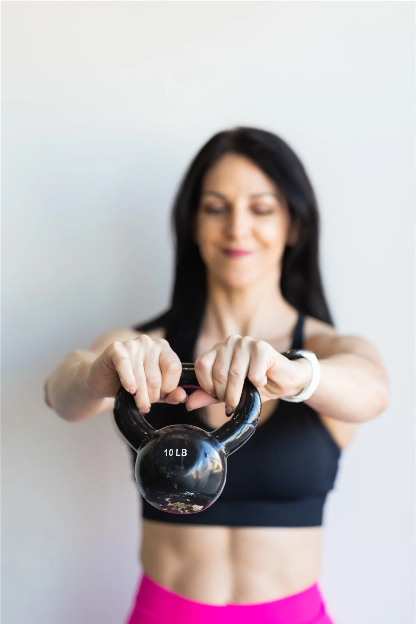 Women’s online training coach demonstrating strength training