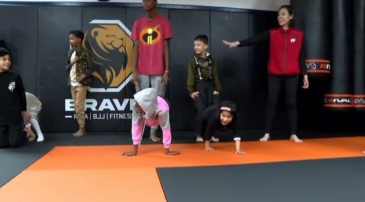 We have the coolest friends at @bravemma.fitness !! They have been providing free MMA classes to Free Play&rsquo;s Welcome to Play families as a way to introduce them to sport and recreation and make them feel comfortable in their new homes.

🎥: @cb
