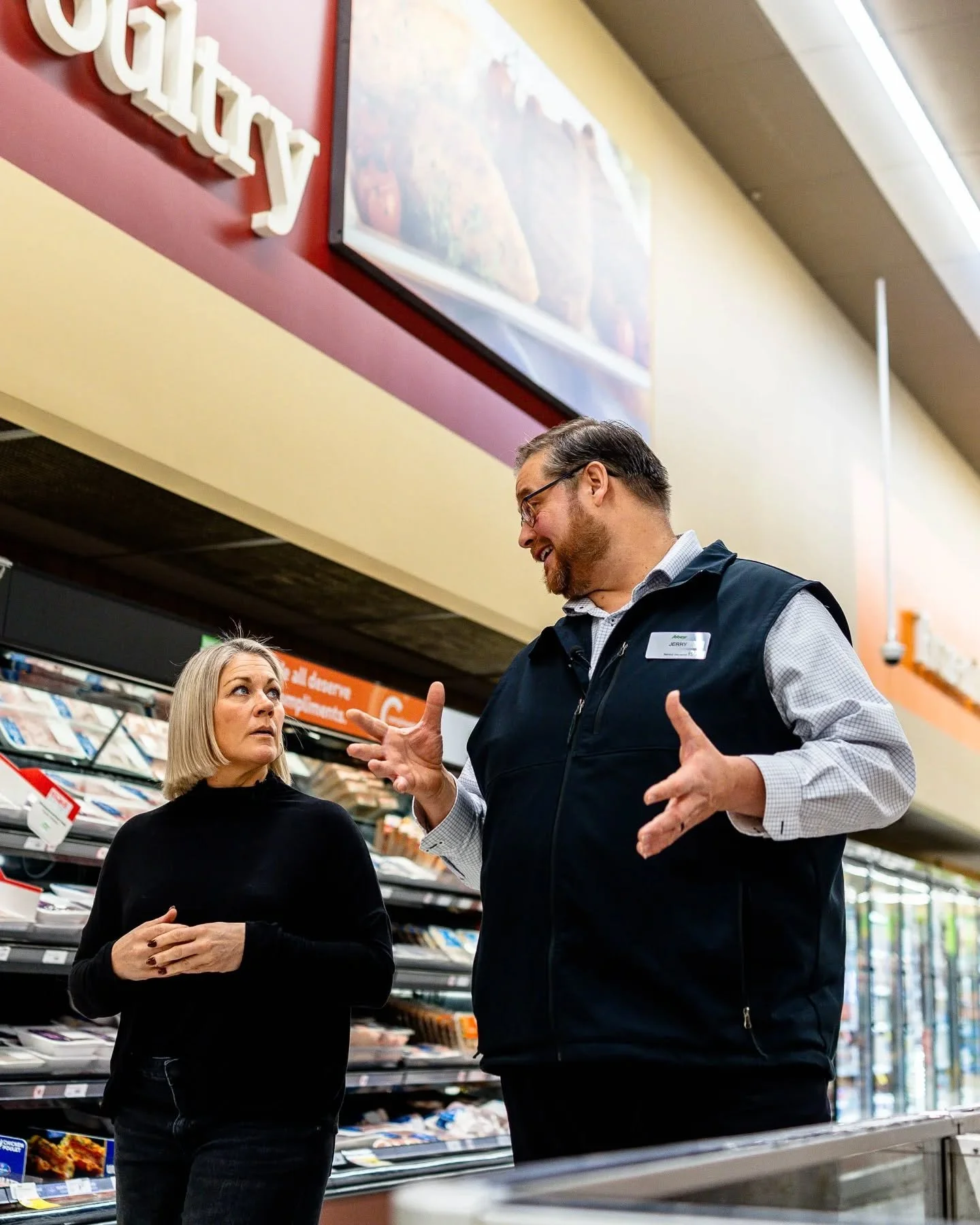 It is a busy time for Food Program Manager Dacia Mead as she preps our @wolves.athleticclub teams to play at their best with timely nutrition, organizing daily snacks for over 500 kids in 26 schools across #YEG, chatting with Jerry from Belmont @sobe