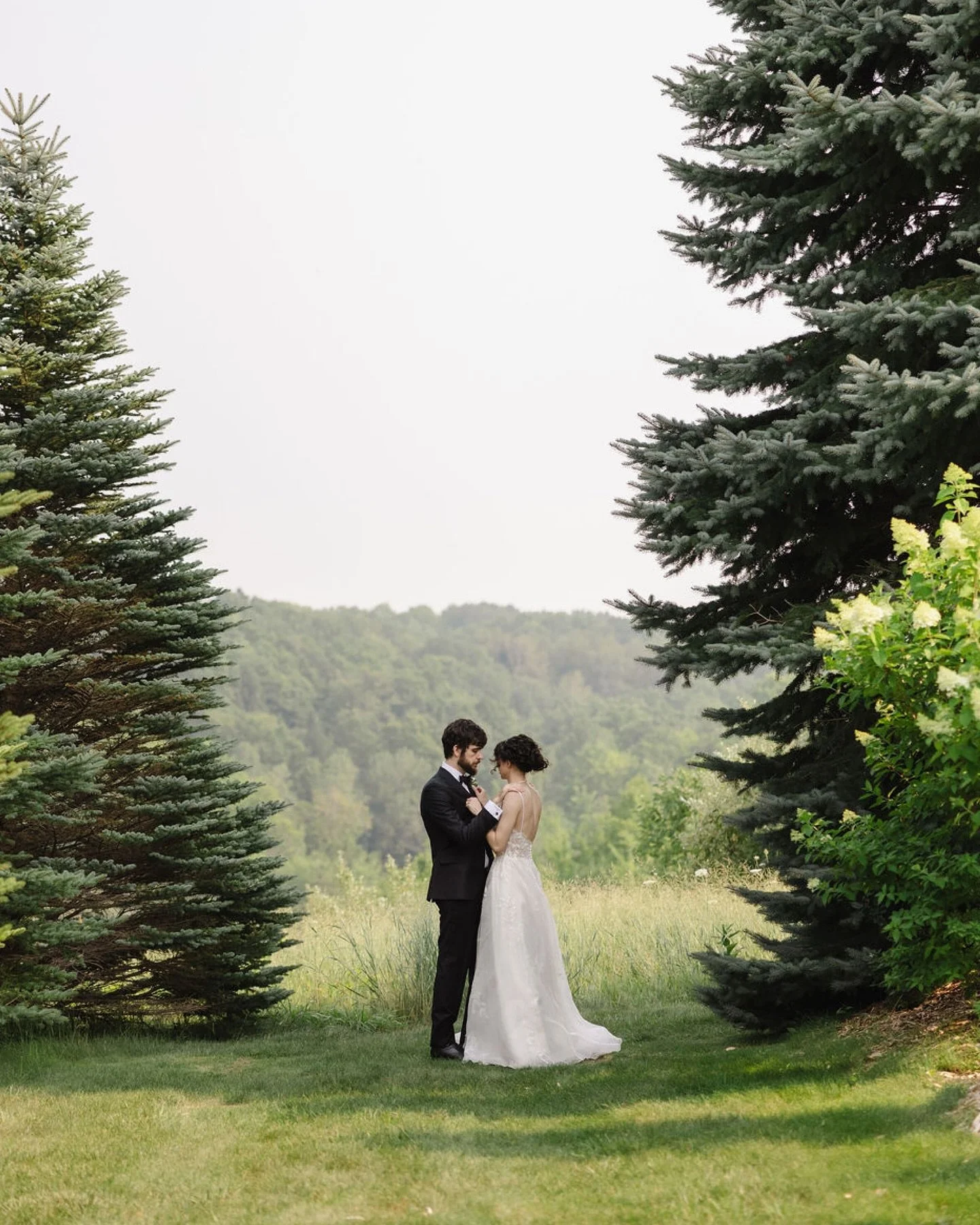 The Hinkleys!🤍

Joanna and Samuel&rsquo;s wedding day at Timberlee Hills was the kind that quietly takes your breath away. From start to finish, their day reflected who they are &mdash; laid back, genuine, and deeply connected. There was no rush, no