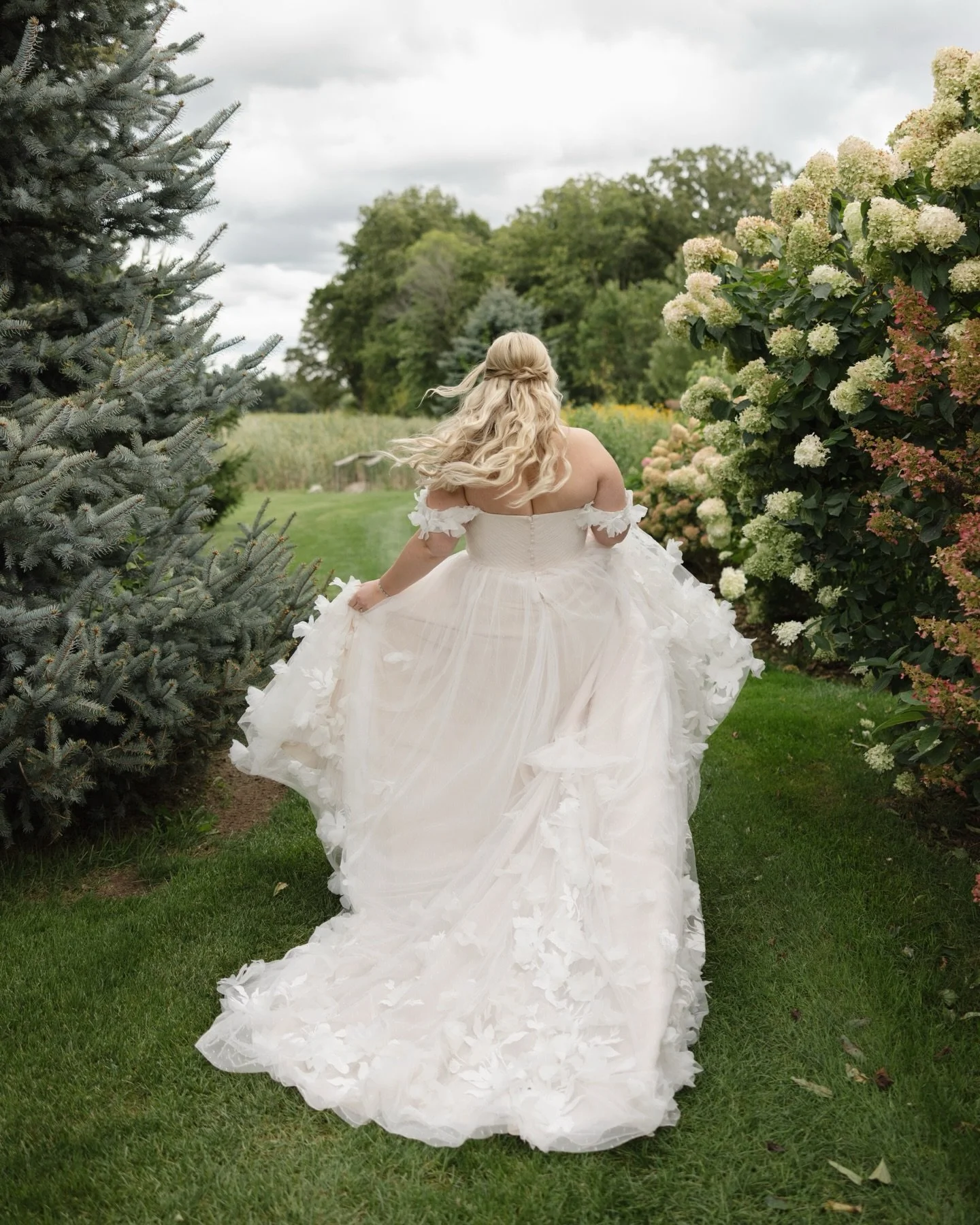 This one goes out to the dress🙌

Associate for @jordynhayesphoto 

#michiganphotographer #michiganbride #weddingday #westmichiganwedding #weddingphotography