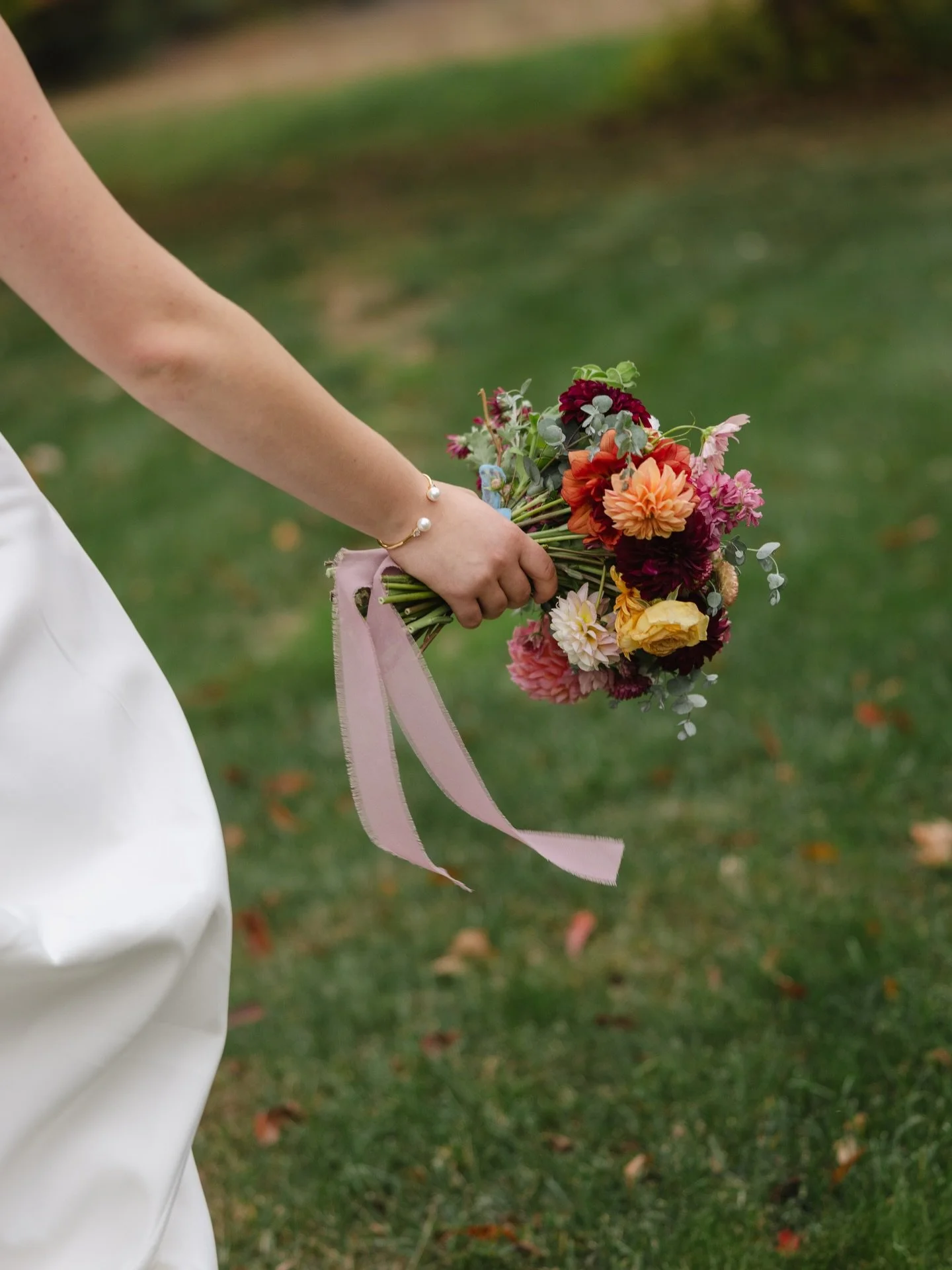 Petals, pearls, and a promise💐

Photography // @paigemetcalfcreative 
Floral // @floristawestolive