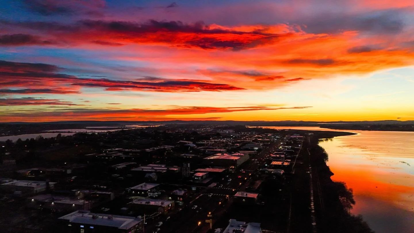 Moses Lake showing off tonight 🌅
Grateful to capture views like this &mdash; more coming soon.
#FlyPixStudio #MosesLake #PNWSunset #AerialView
