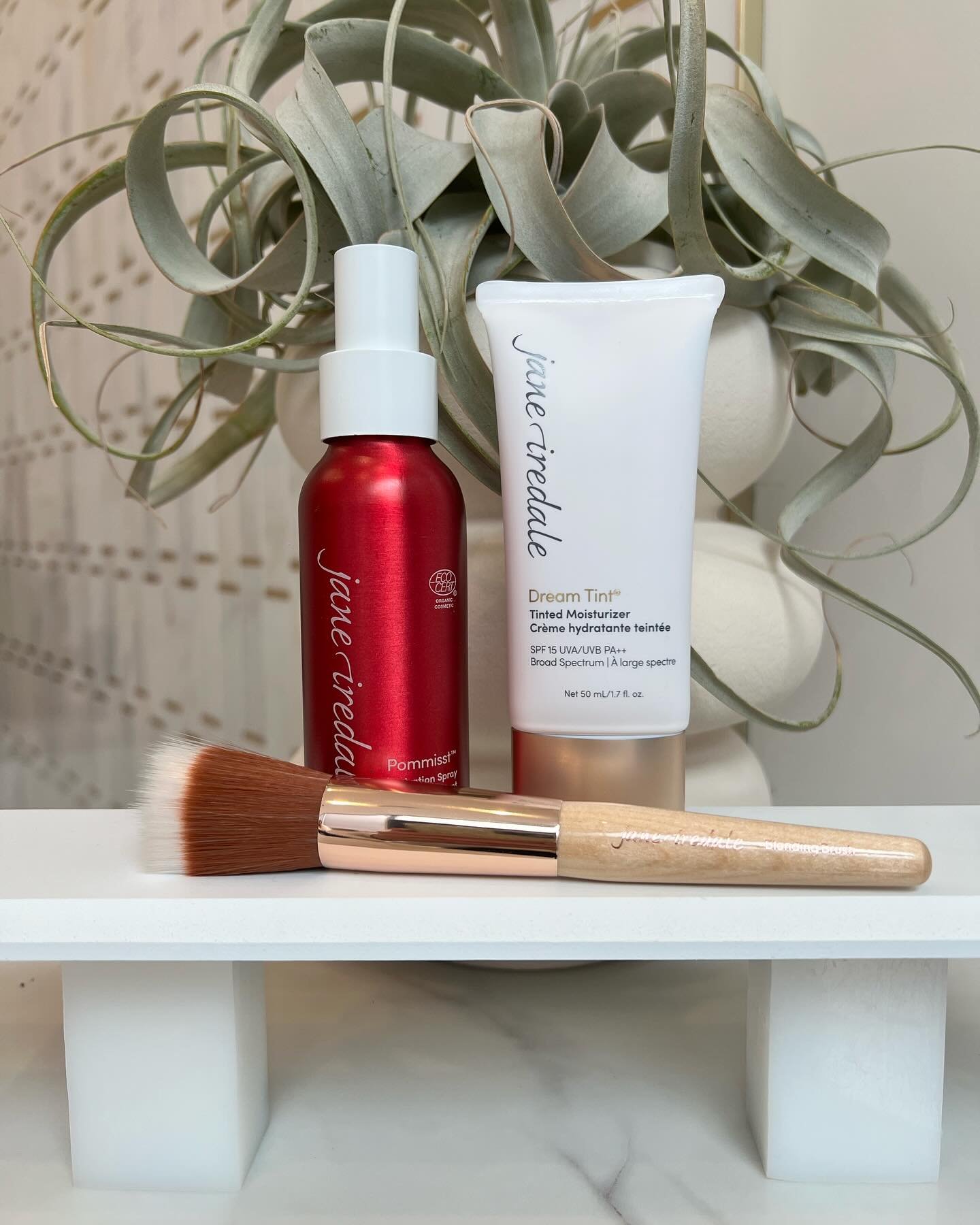 Looking for a lightweight, medium coverage and hydrating SPF?

Try Jen&rsquo;s favourite combo! 

Jane Iredale&rsquo;s Dream Tint Tinted Moisturizer SPF 15 applied with the blending brush, and finish with Pommisst hydration spray.☀️💦