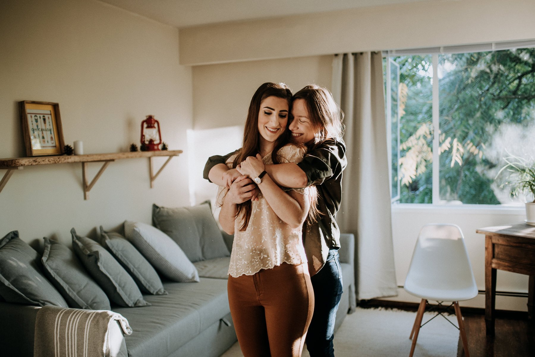 16-sara-rogers-photography-lgbtq-same-sex-cozy-in-home-session-lorenzailenia-4245.jpg