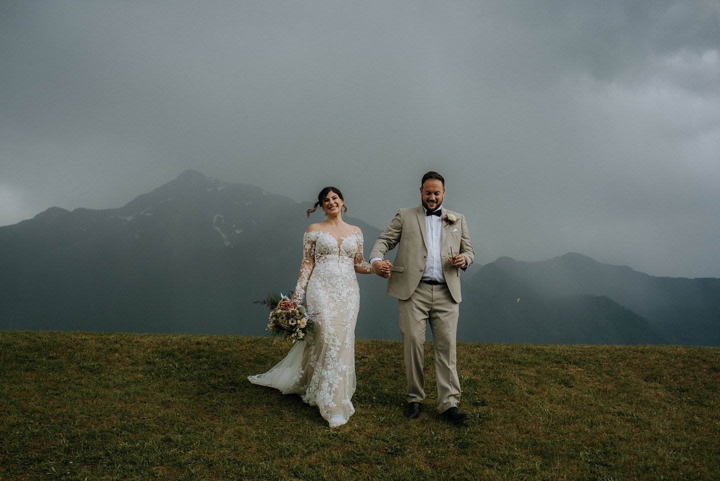 When you&rsquo;re just married and a little rain cloud doesn&rsquo;t dampen your mood (but might have made your catering team scramble to move everything back inside from the outdoor buffet!) 🌧️☂️

#wanderingweddings #junebugweddings #rfpotd  #frase