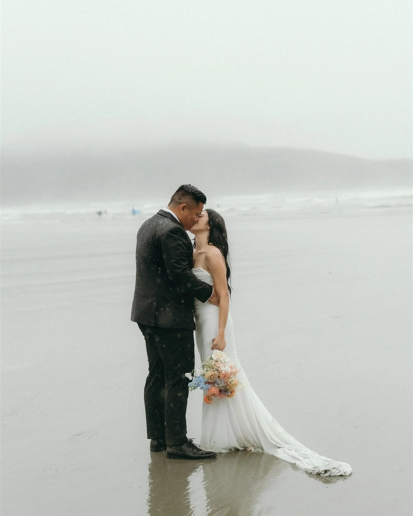 Currently soaking up some much-needed sun in Mexico ☀️ while thinking back to the rainiest wedding of my summer in Tofino. 🌧️

They danced through the downpour, then woke up to sunshine for round-two portraits. BC weather&hellip; truly its own chara