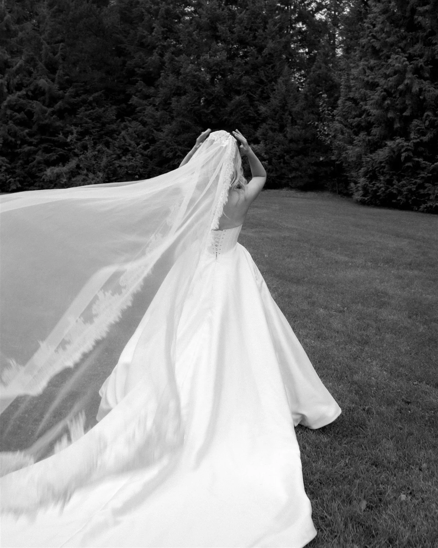 A helicopter ride, an alpine lake, and forty-five minutes on a mountain top.

M+D&rsquo;s Whistler elopement started at the Four Seasons Hotel with getting ready drinks and a first look before we took a helicopter up to a completely private lakeside 