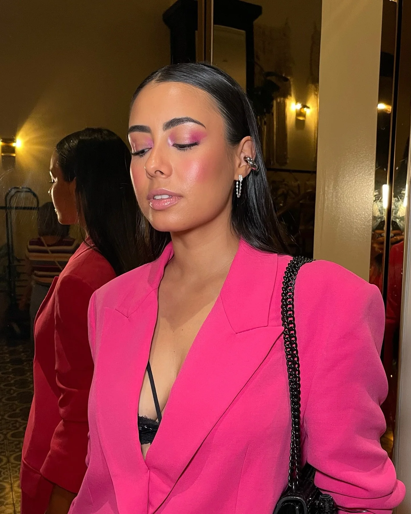 Hair &amp; Makeup ready para mi look rosado 💖 de @fashionweekpty 

Yo s&oacute;lo dejo que @nicola.mmua haga su magia 🪄✨ y todos en @proudbeauty507 me dejen perfecta @alx.sanz.style 

#ootd #makeup #look #fashionweek #hair