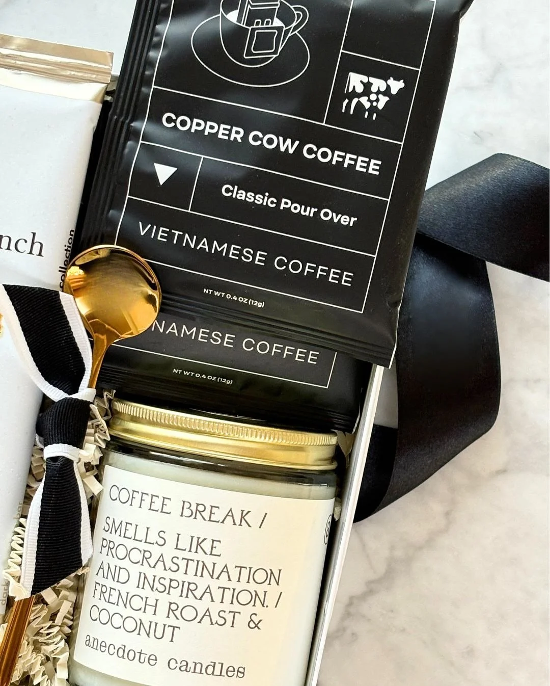 Gifts with coffee always hit 🎯😉
 Happy National Coffee Day, friends! ☕
.
.
.
Coffee lovers, coffee gifts, curated gifts, corporate gifting #nationalcoffeeday