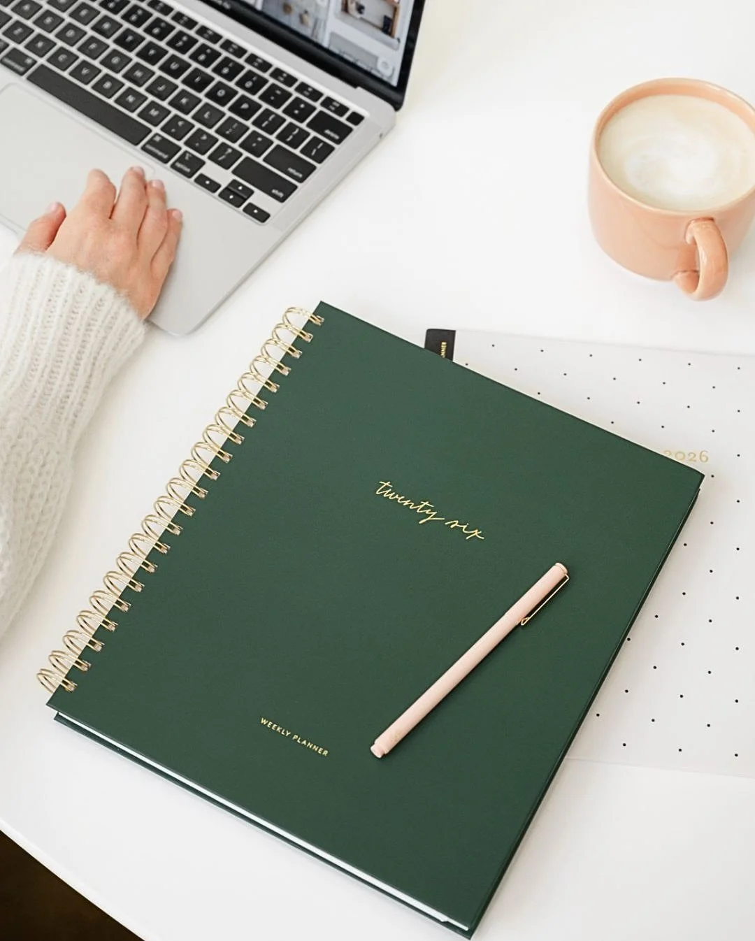 Quick holiday gifting update π I’m officially booked through the end of the year! π Feeling so grateful for my OG clients who’ve been gifting with me since my very first holiday season and for all the new clients bringing fresh ideas an