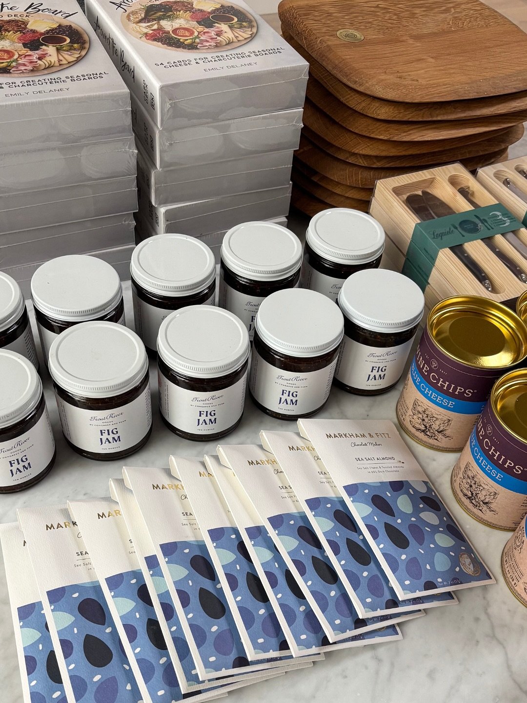 Who doesn&rsquo;t love a good charcuterie board?! 👀🧀🍇

These are one of my fave go-to gift themes because they&hellip;

&bull; are perfect to send for any occasion, any time of year and incorporate seasonal flavors
&bull; can be customized to fit 