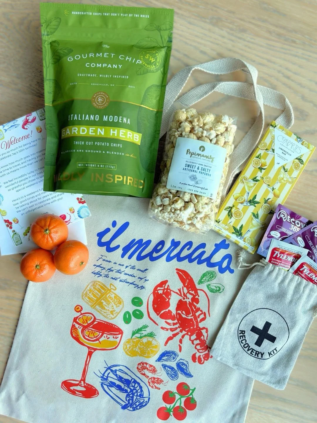 Kinda chic to turn 50 and welcome your guests with a tote bag full of goodies to kick off a Mediterranean-inspired weekend of celebrations 🍋🌊🥳

For this one, I took inspiration from the invitation for the welcome card, found totes that perfectly m
