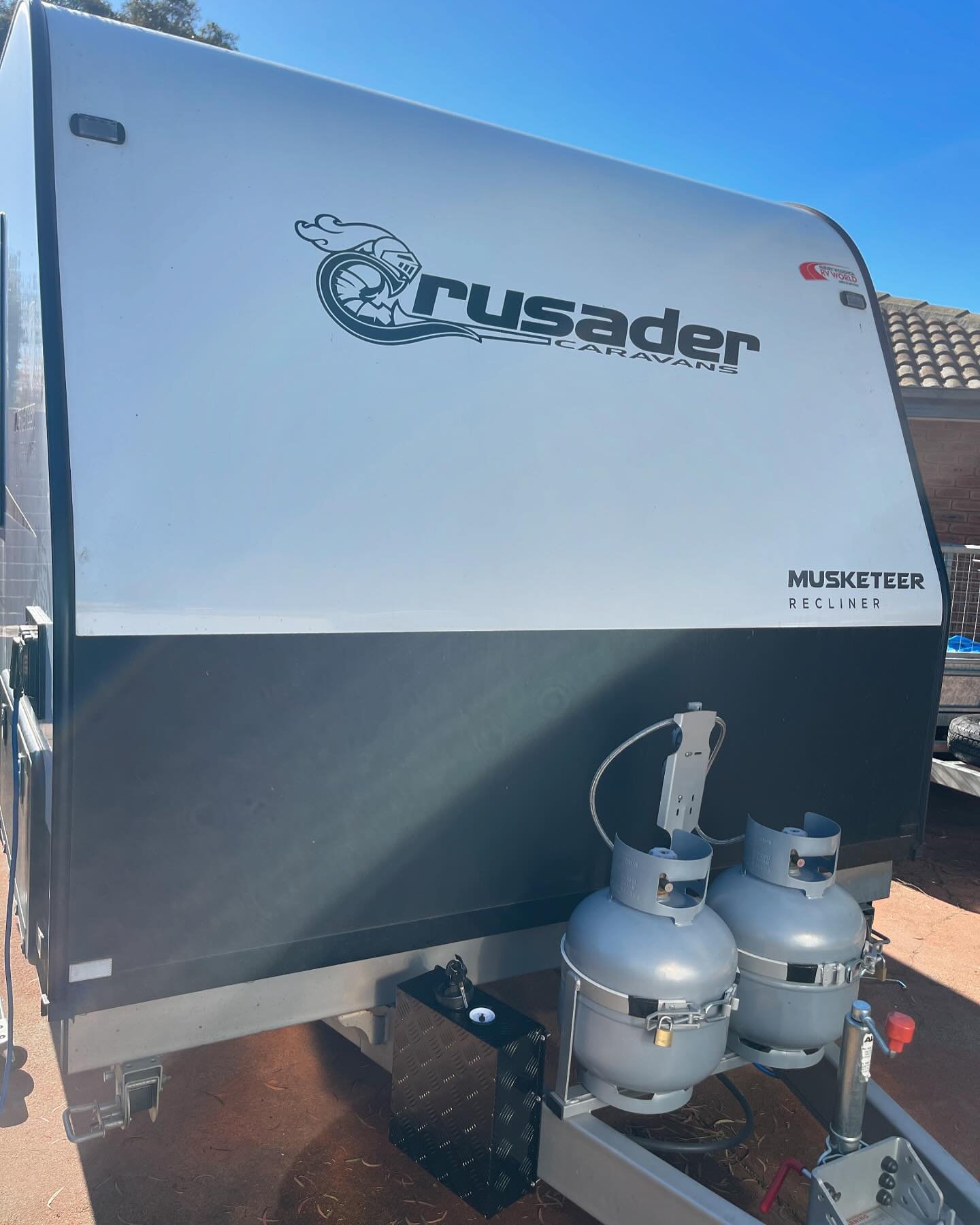 We completed this install for our client in Carrum Downs, we installed the AU Focus 2kw MZ for their Crusader along with a black checker plate cover on the fuel tank for extra protection! 🔥❄️
Contact today for a quote!