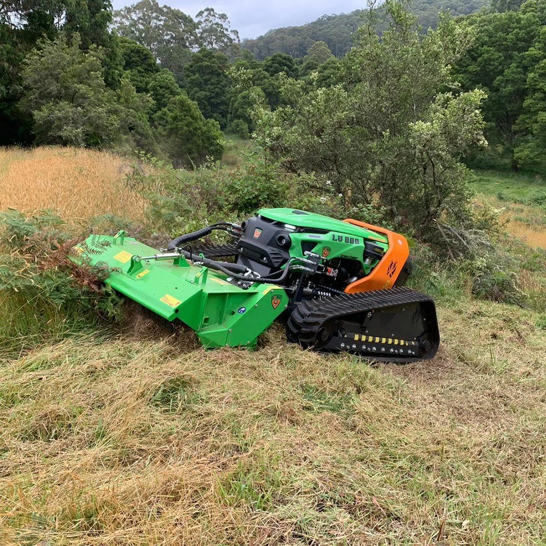The fully remote-controlled Green Climber mower is perfect for carrying out maintenance of green areas, roadsides and highways, particularly in inconvenient or dangerous to reach places. Thanks to the extendable undercarriage tracks and light weight,