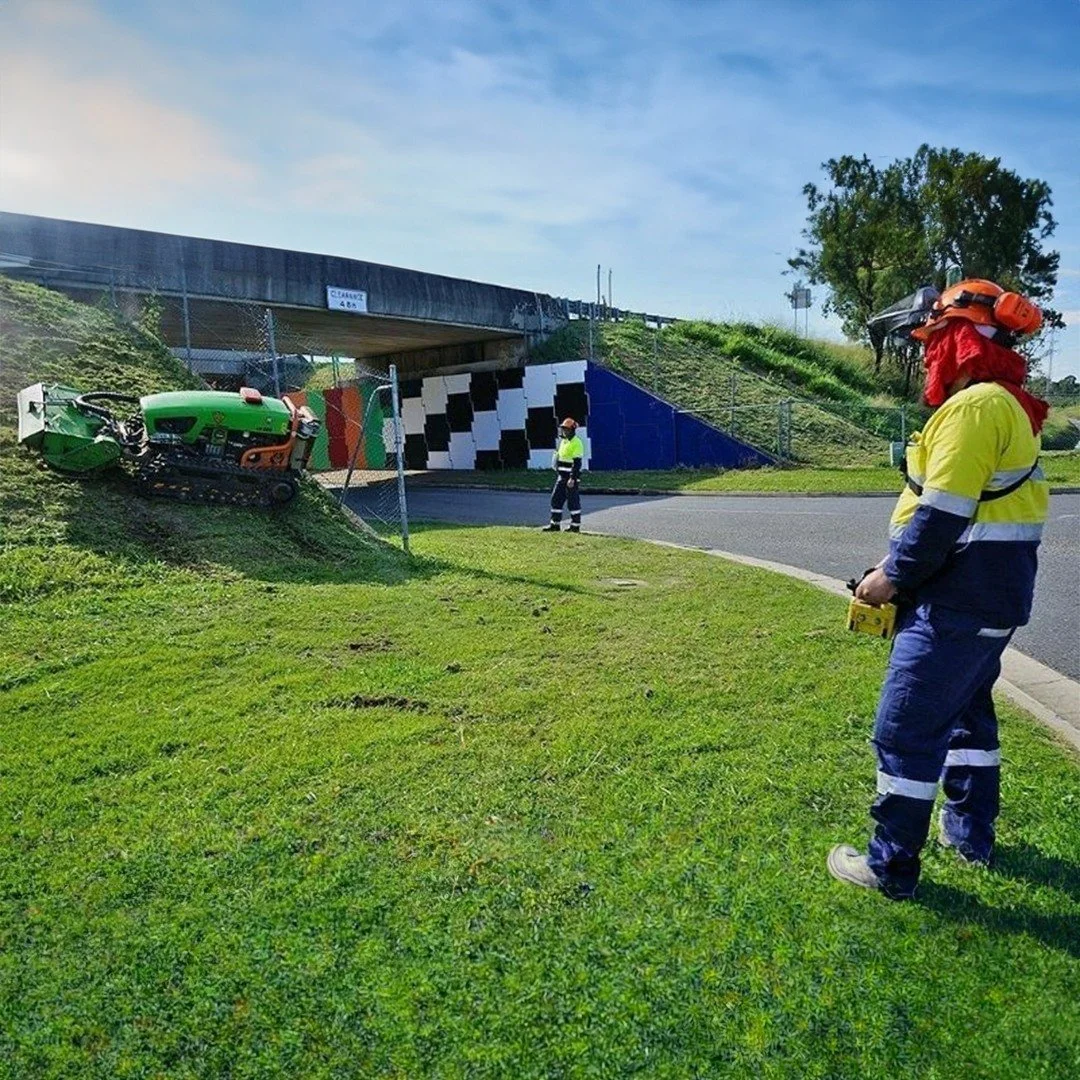 Our undercarriage with its patented track guard system dramatically increases stability and reliability.

This allows you to do roadside and banks while keeping a safe distance from any dangers. Slopes up to 60 degrees aren&rsquo;t a challenge for th