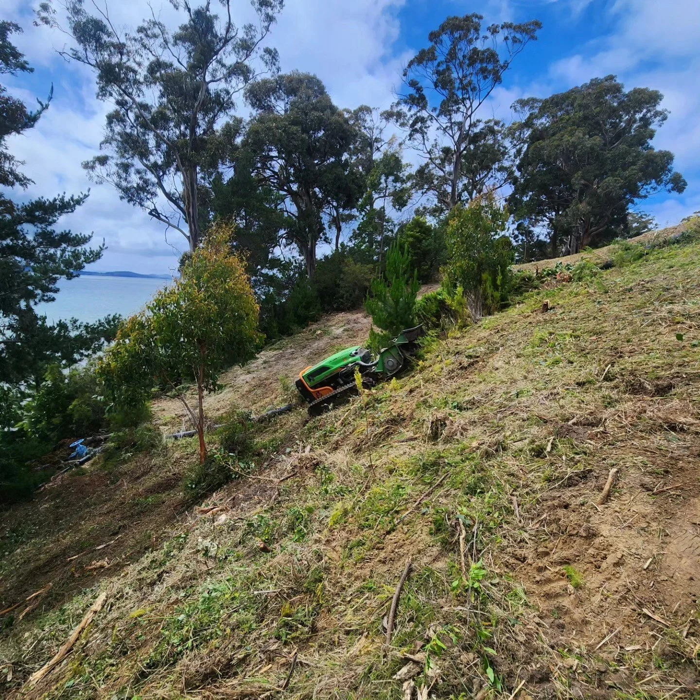 Lowest centre of gravity in its category. This means that Green Climbers can work even in extreme conditions and allow you to work in any direction on slopes of up to 60&deg;!

Book your FREE demonstration today &gt; http://www.greenclimber.com.au/bo