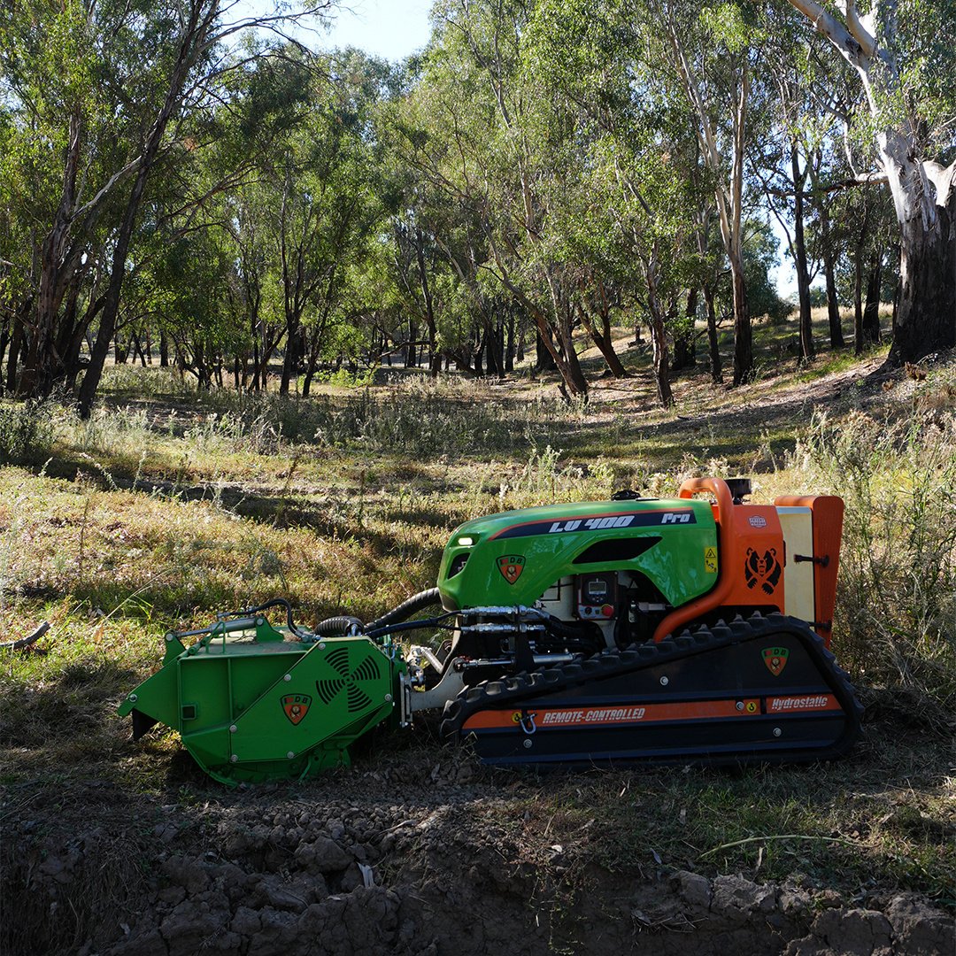 The LV400 Pro is a remote-controlled power unit, ideal for working in challenging conditions and on steep slopes that are hazardous for operators on ride-on machines or on foot with brush cutters. Primarily used as a grass and weed mower. The quick-c